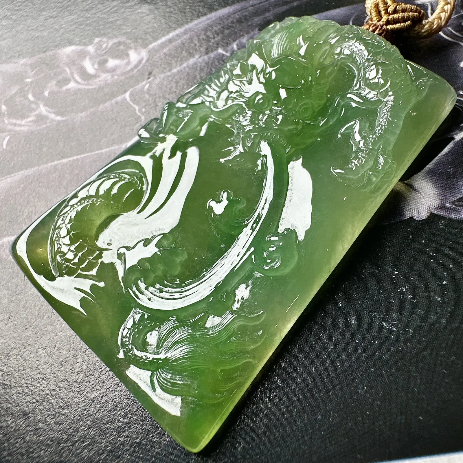 【冰种黄加绿龙牌】冰润细腻，冰感好，质地很不错。雕工精细，佩戴效果好。