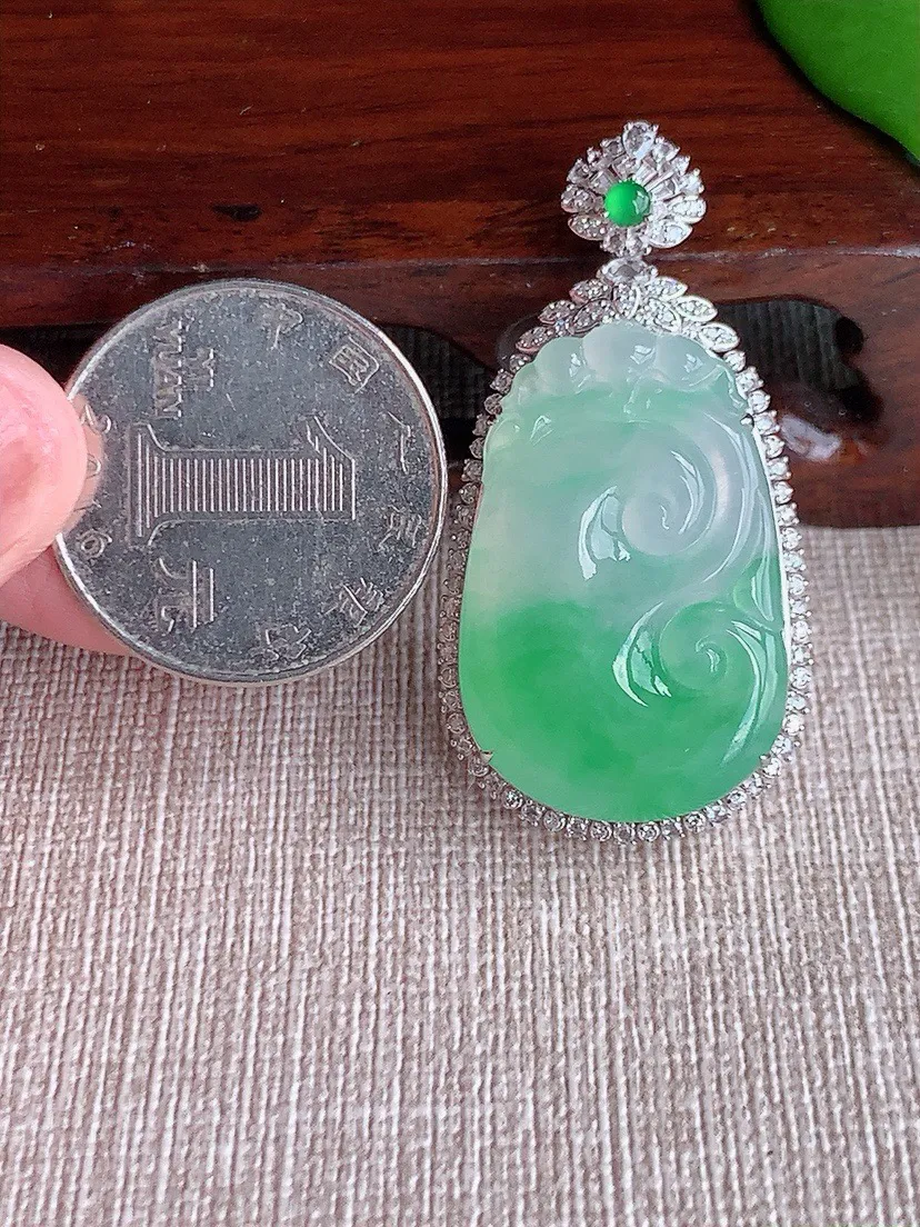 a货翡翠老坑冰种18K金伴钻镶嵌飘绿如意吊坠 尺寸43×22.2×9.5裸石28.8×19.3mm 重量8.96g 0708