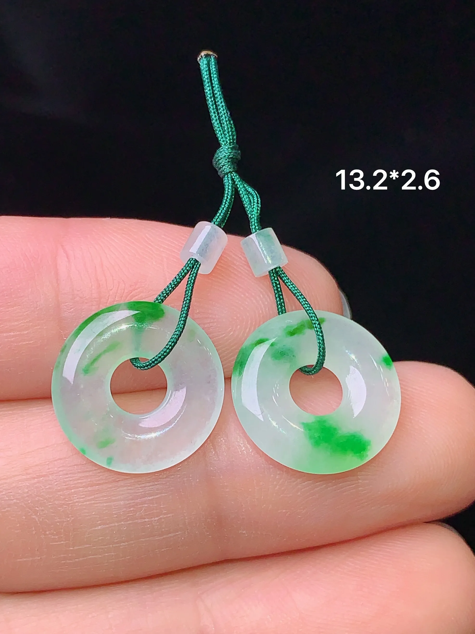 飘绿平安环一对 玉质细腻 色泽艳丽 整体尺寸13.2*2.6