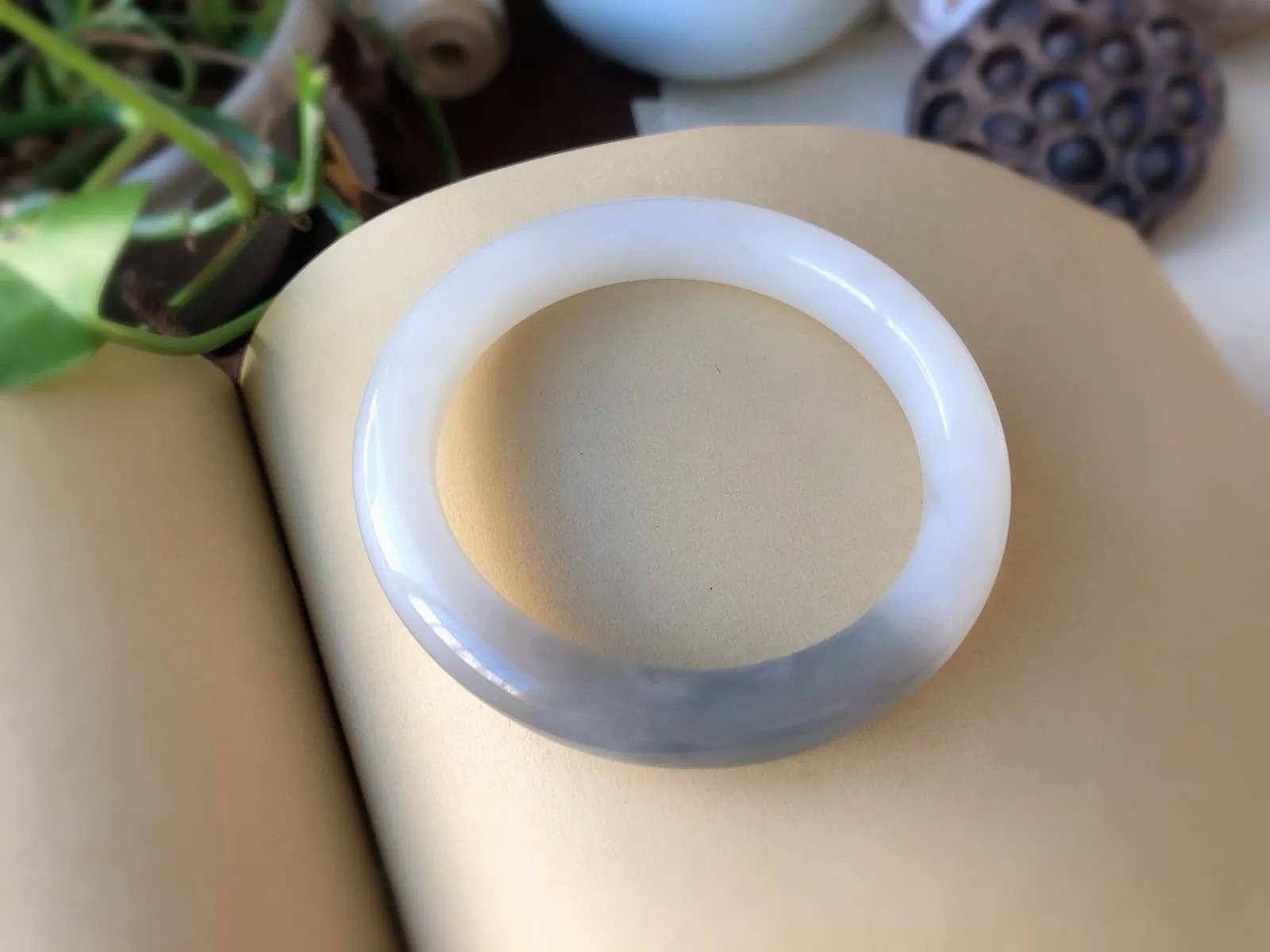 圈口61.5，半山半水，紫罗兰，尺寸12*9.9    超美的和田玉紫罗兰手镯，平安镯，料子细腻，无裂。