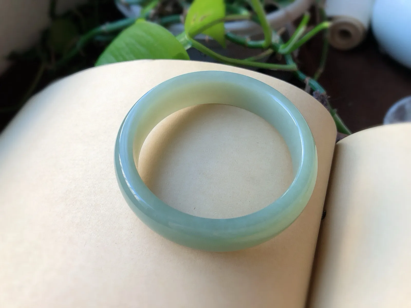 圈口54.5，且末蓝•天空蓝浅蓝色的爱……和田玉正装特色手镯 尺寸14.6*7.2   镯子干净细腻，无杂裂，品质优！