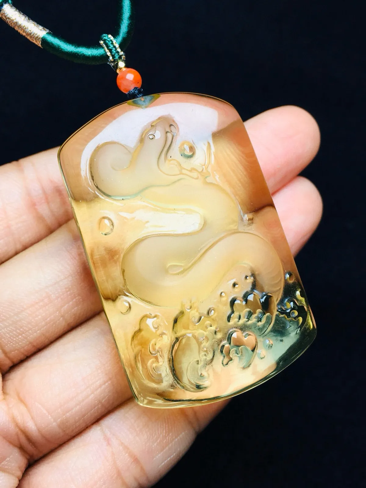 天然黄水晶生肖蛇无事牌吊坠，造型饱满，颜色漂亮，大师雕刻，活灵活现，栩栩如生！黄水晶灵蛇，招财纳福
