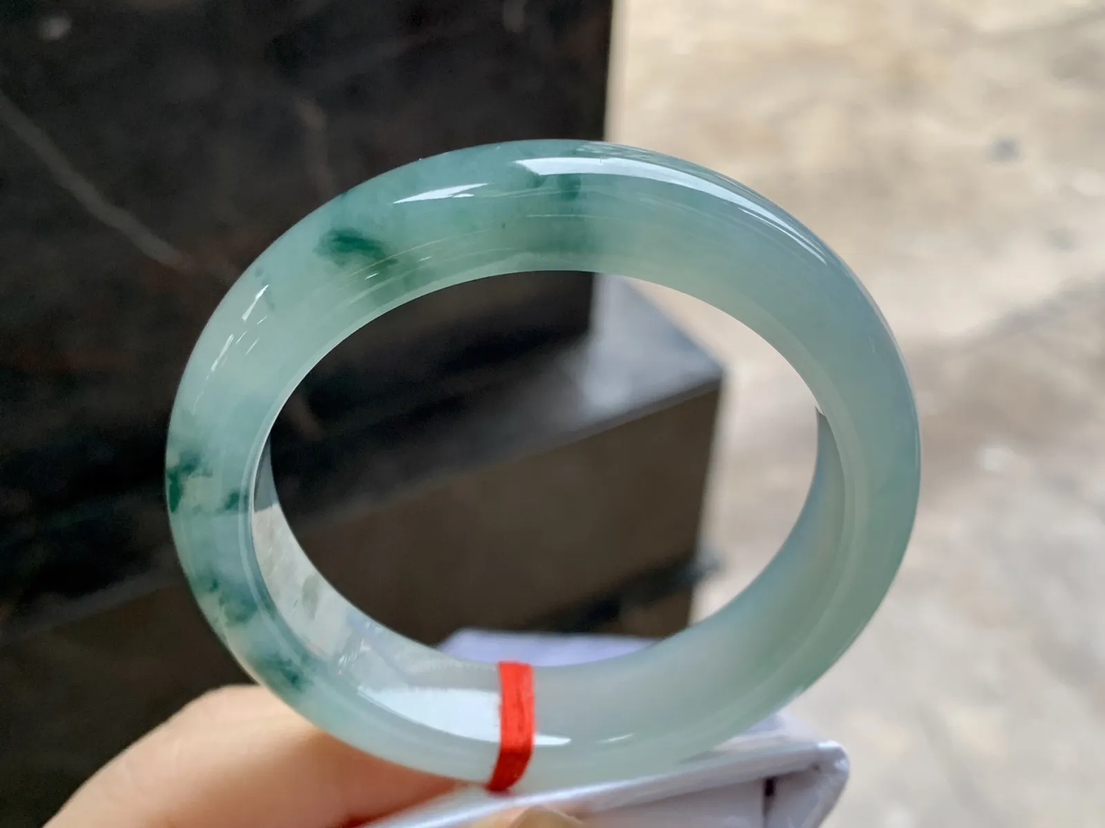 飘花手镯
尺寸：53.5-13.2-8.8mm
种老肉细～水润 飘花浓郁上手漂亮