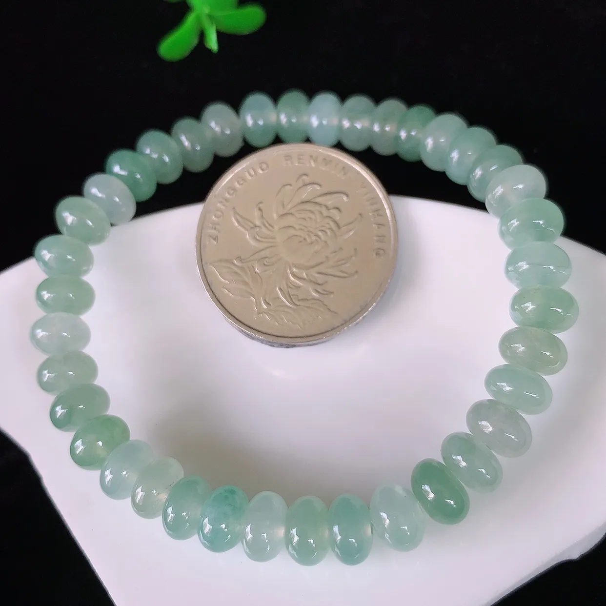 自然光实拍，冰透翡翠平安扣手链手串，水润秀气，料子细腻，清爽，高档大气，自戴送礼佳品！#001.1取一尺寸7*3.9mm