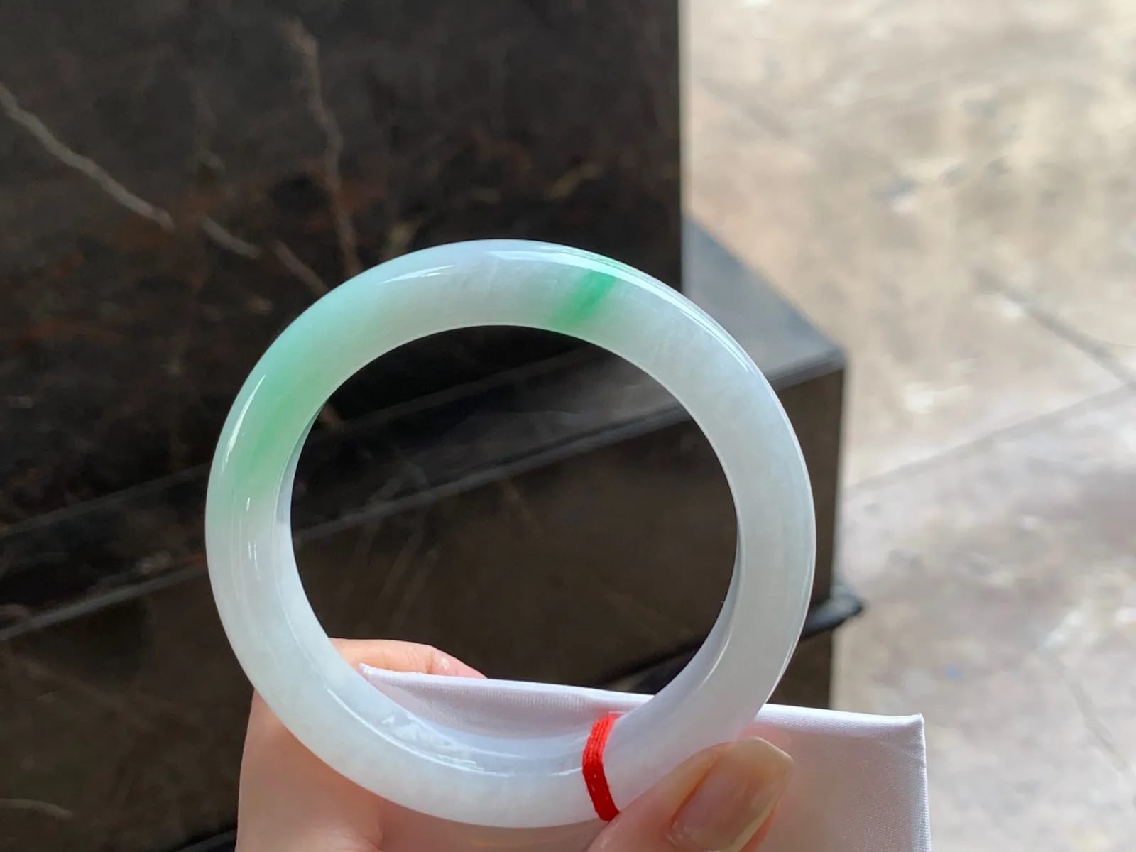 带色手镯
细腻56.5/11.8/9.5mm