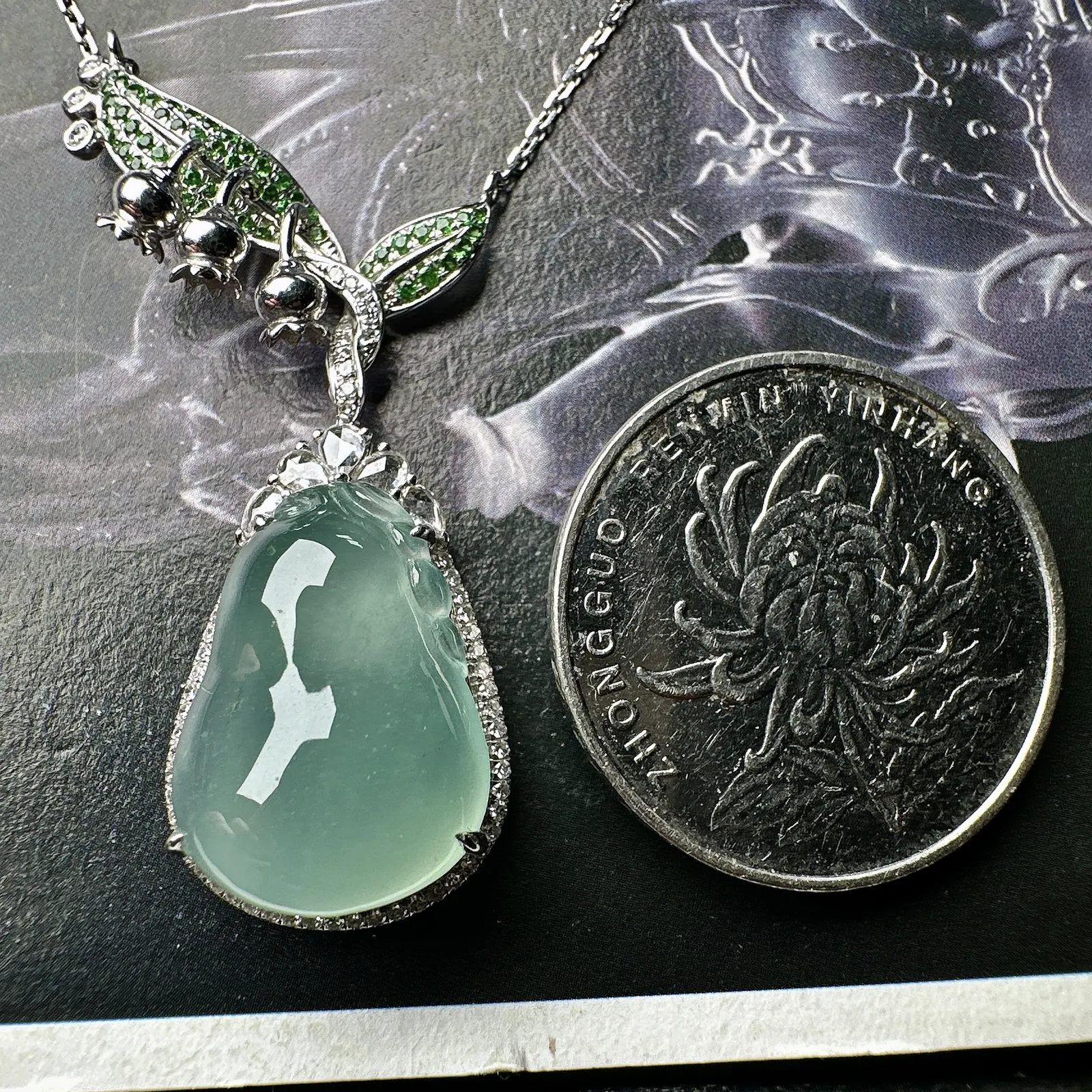 【冰种晴福瓜】小精品，质地非常细腻，通透度很好，起刚起荧光，18k金钻镶嵌，裸石尺寸18.3*13.4*6.7毫米