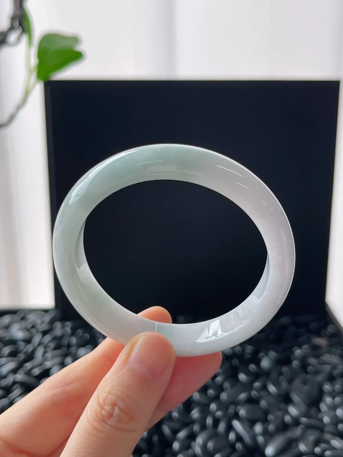 52.5翡翠糯化种淡绿色正圈手镯