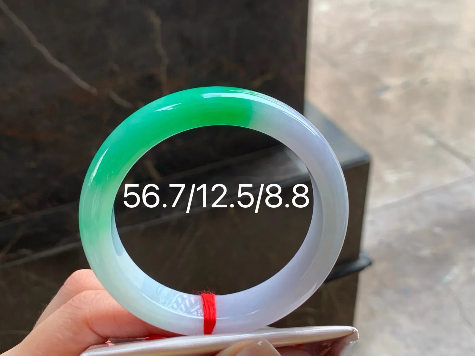 阳绿手镯
水润 56.7/12.5/8.8mm