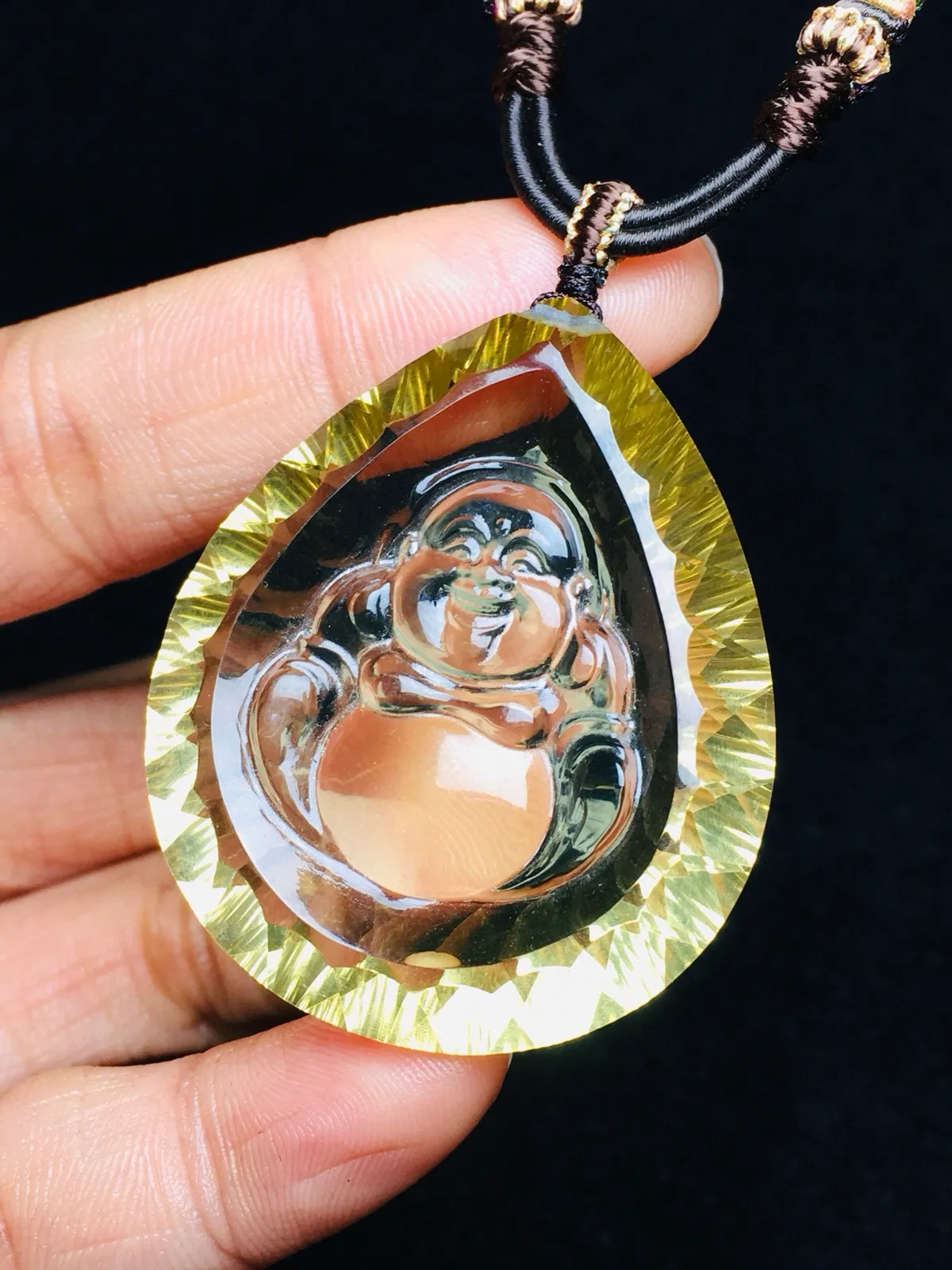 佛佑安康 精品天然黄水晶弥勒佛千禧面大吊坠  切工精湛，闪烁璀璨 黄水晶是财富水晶、招财圣品佛法无边，佩戴大富大贵，平安健康，事事如意、财源滚滚。规格: 43.36.10搭配精品手工设计棉绳