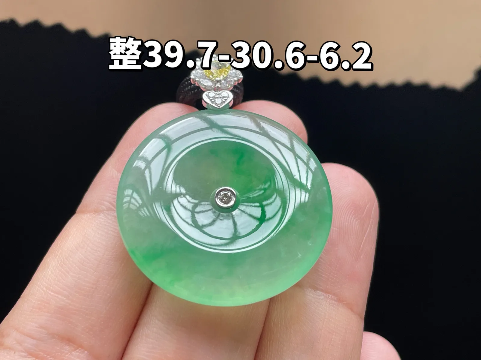 18K 冰种飘绿·平安扣

整39.7-30.6-6.2