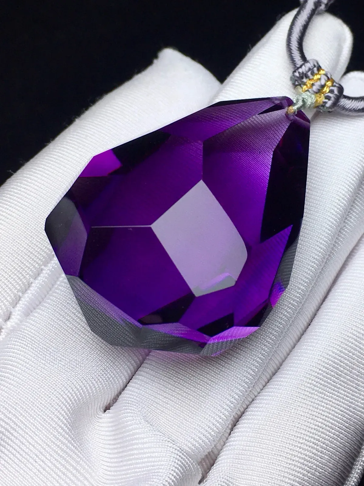 精品天乌然拉圭紫水晶、原石随意形大吊坠️️原原汁味～全净体品质 紫晶彩色梦幻 能量强大 定气凝神 促进家庭和谐 招贵人 旺生意缘  紫罗兰色，佩戴高贵优雅[鼓掌]吊坠切工精美 好闪亮 搭配精美手工设计棉绳 裸石规格:42.33.25 吊坠重:40克