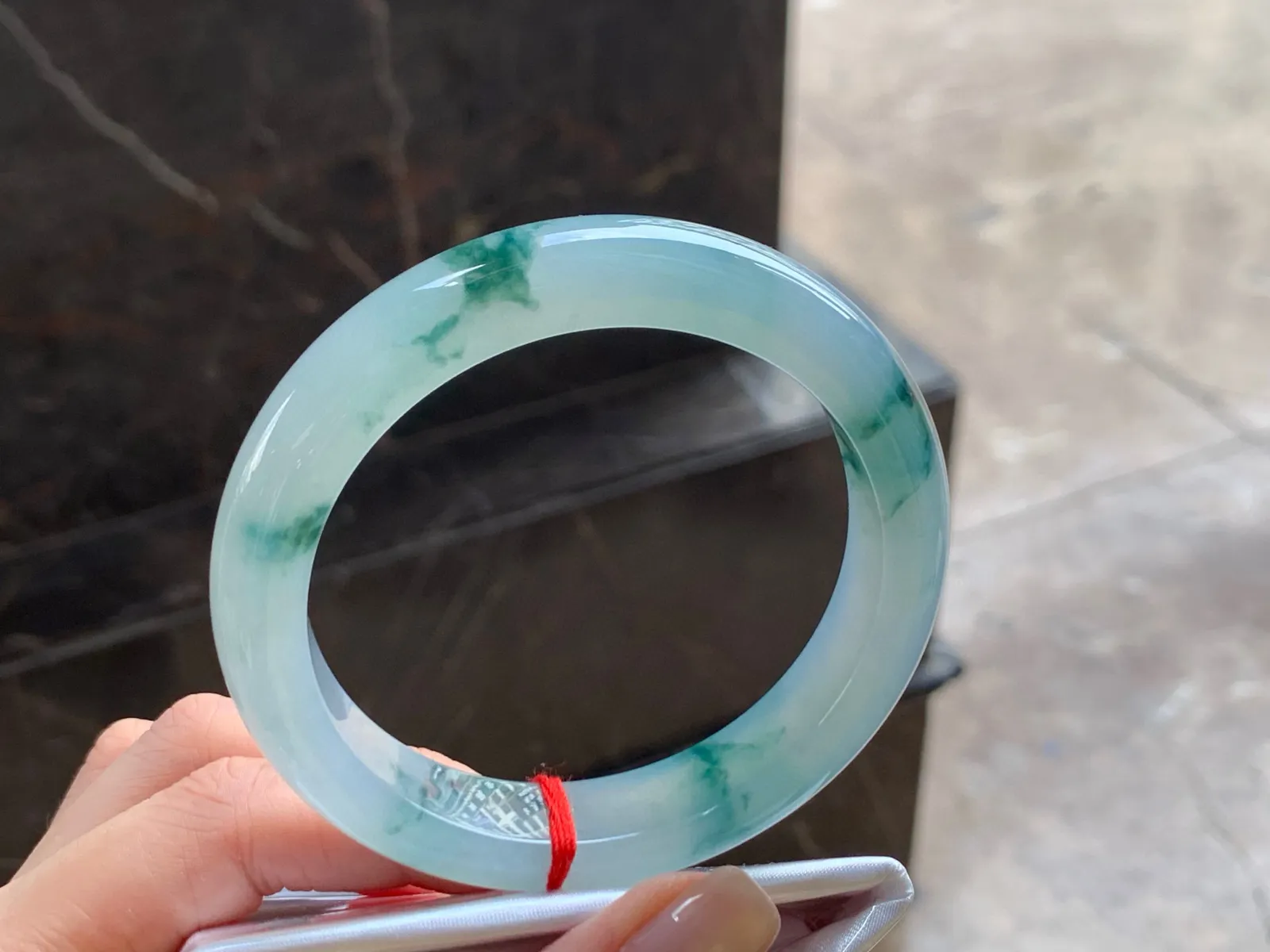 冰飘花手镯
水润57.5/12.5/9mm