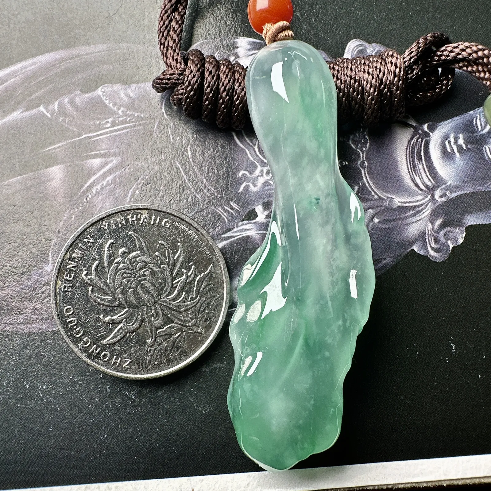 【冰种飘绿随形白菜】招财神器，质地细腻，水润感好，雕琢非常精细