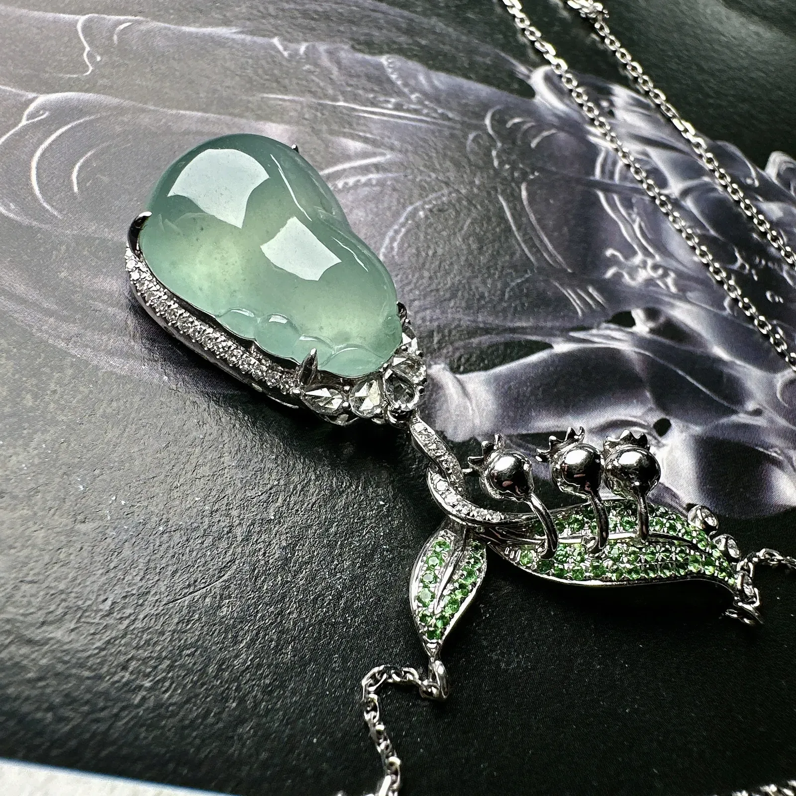 【冰种晴福瓜】小精品，质地非常细腻，通透度很好，起刚起荧光，18k金钻镶嵌，裸石尺寸18.3*13.4*6.7毫米
