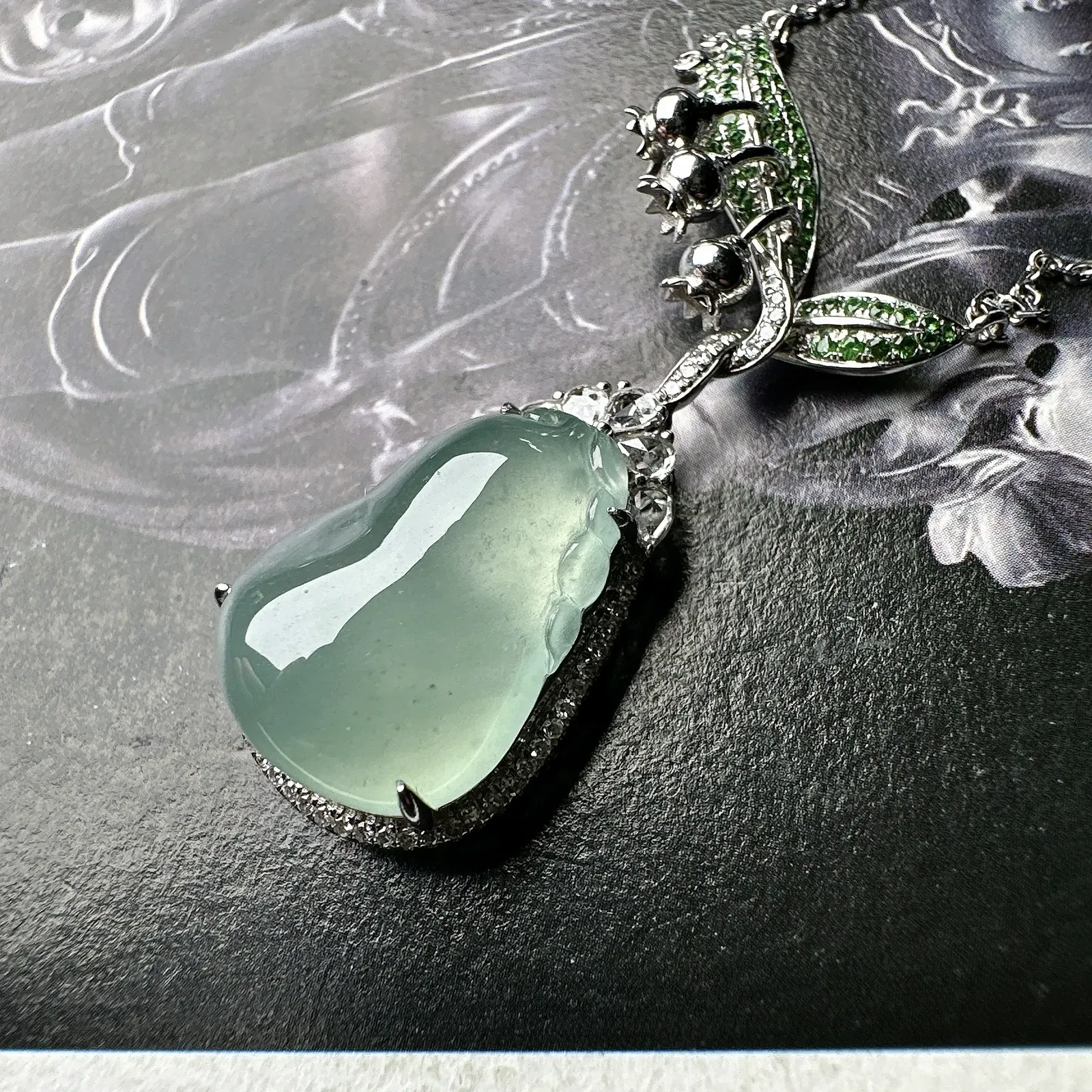 【冰种晴福瓜】小精品，质地非常细腻，通透度很好，起刚起荧光，18k金钻镶嵌，裸石尺寸18.3*13.4*6.7毫米