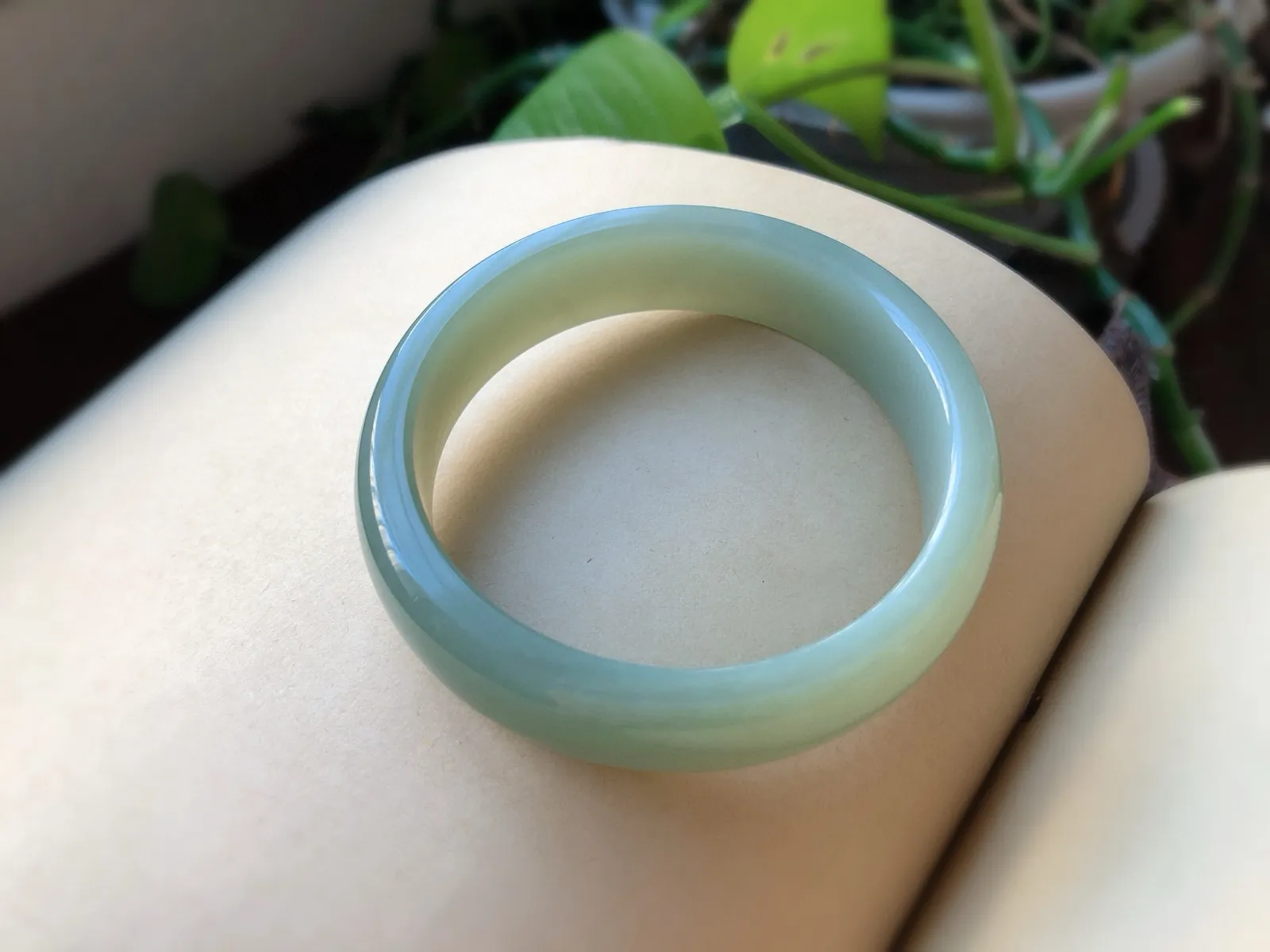 圈口54.5，且末蓝•天空蓝浅蓝色的爱……和田玉正装特色手镯 尺寸14.6*7.2   镯子干净细腻，无杂裂，品质优！