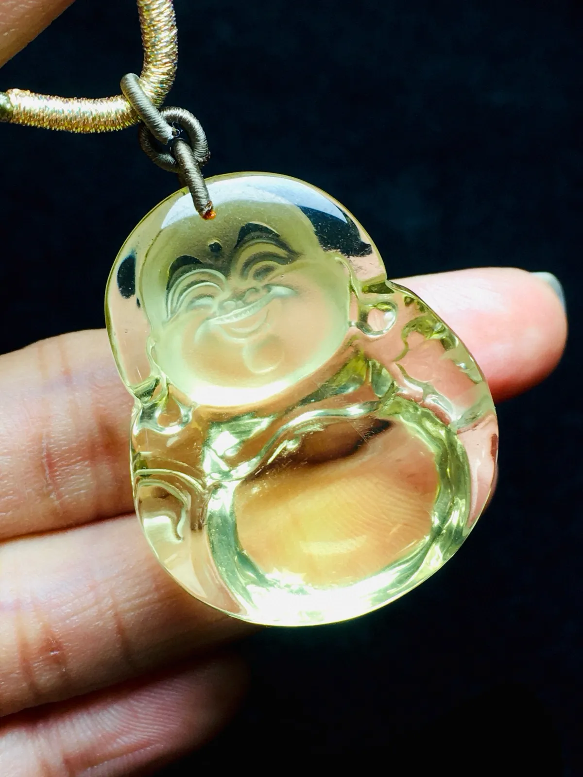 福气满满的佛公 天然黄水晶平安佛大肚佛吊坠  开脸精致，黄水晶是财富水晶、招财圣品佛法无边，佩戴大富大贵，平安健康，事事如意、财源滚滚。规格约:36.30.15 个大性价比高 送精美手工设计棉绳