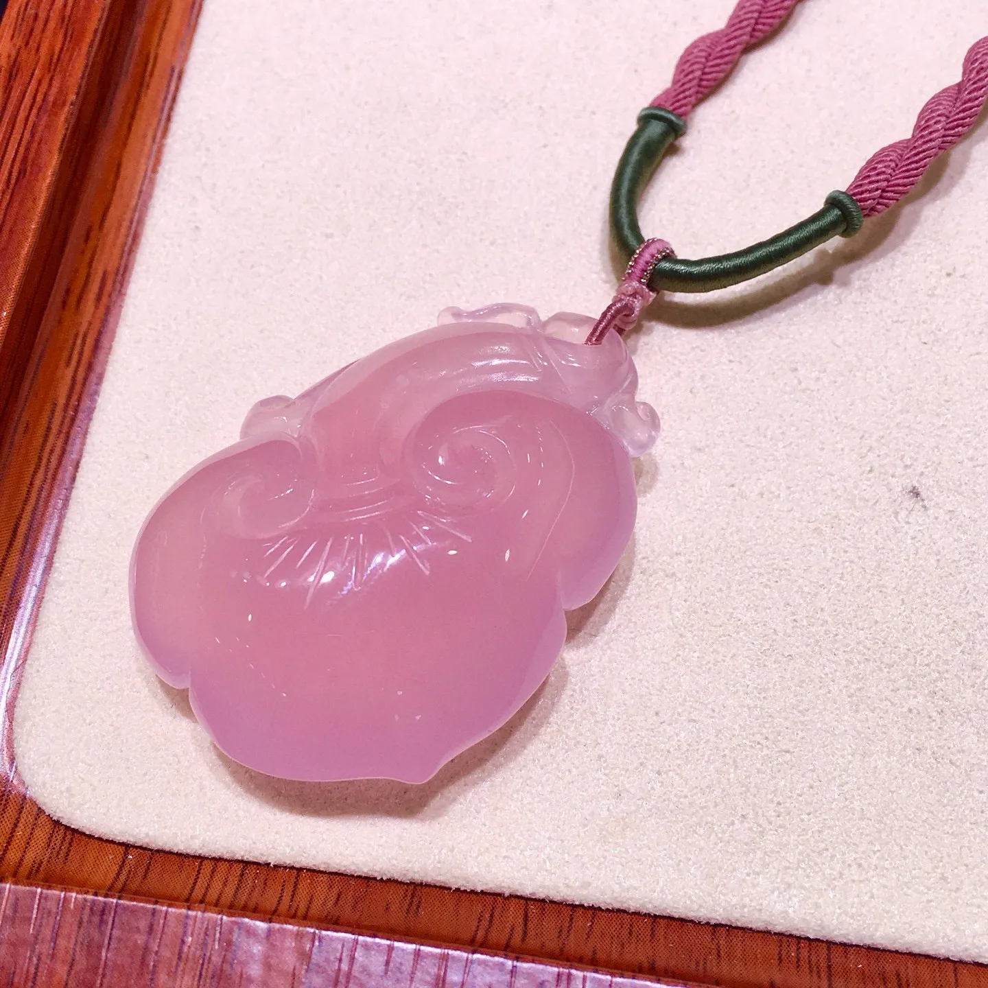 超美超赞莫桑比克粉晶  祥云如意吊坠 雕工精美，颜色粉嫩漂亮[强] 全净体非常漂亮哦！ 粉晶招好人缘 保平安 搭配精美手工设计棉绳 规格:45.35.14 佩戴效果非常漂亮！