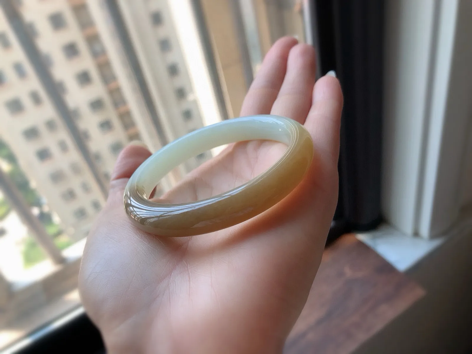 圈口53，美镯到！一口糖，天然和田玉糖白玉镯，老坑料尺寸10*8 编号00674 脂粉细腻，料子油润，过度自然，收藏精品！