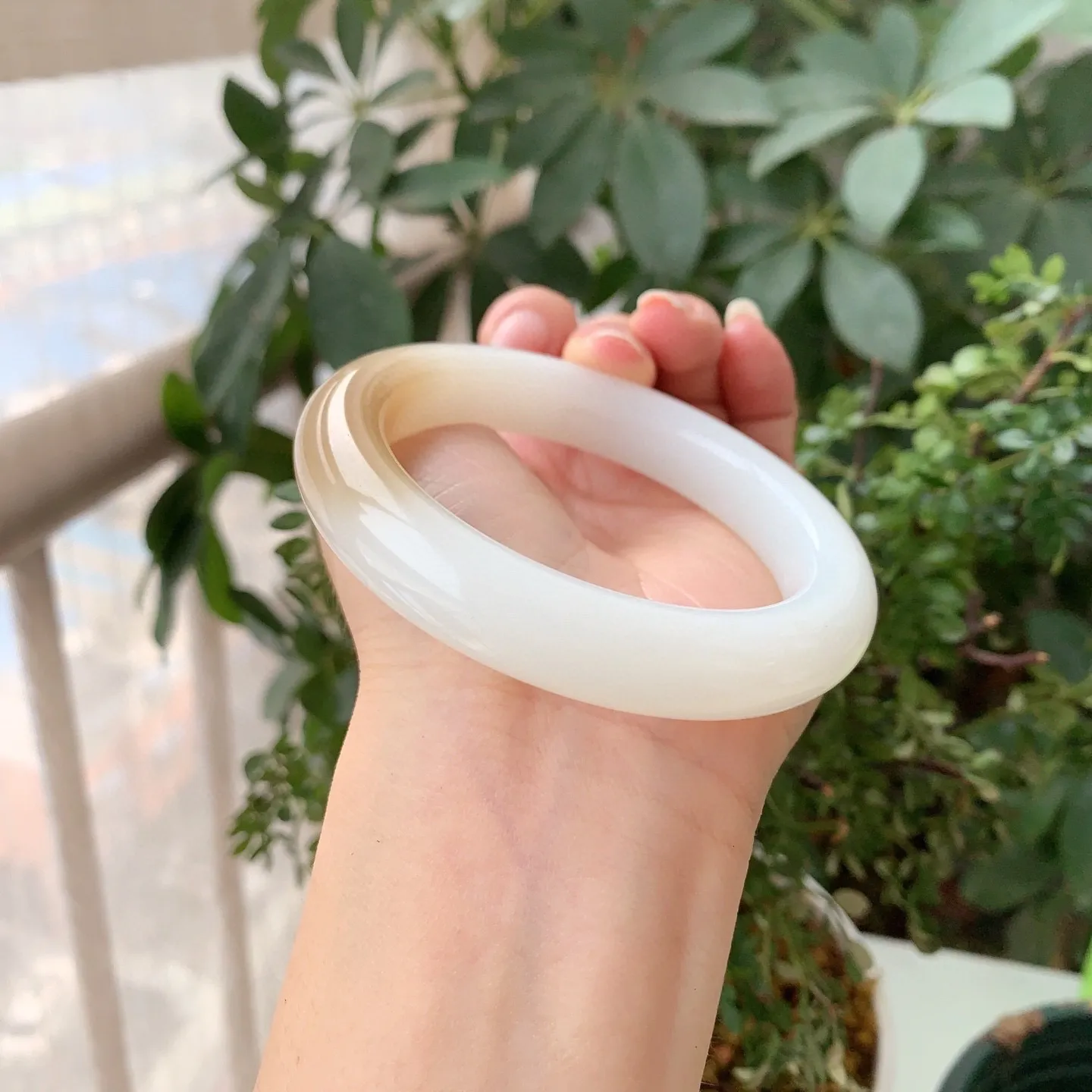和田玉59圈口且末糖手镯！玉质细腻油润 底色纯净 无裂无杂 脂粉好，品质好