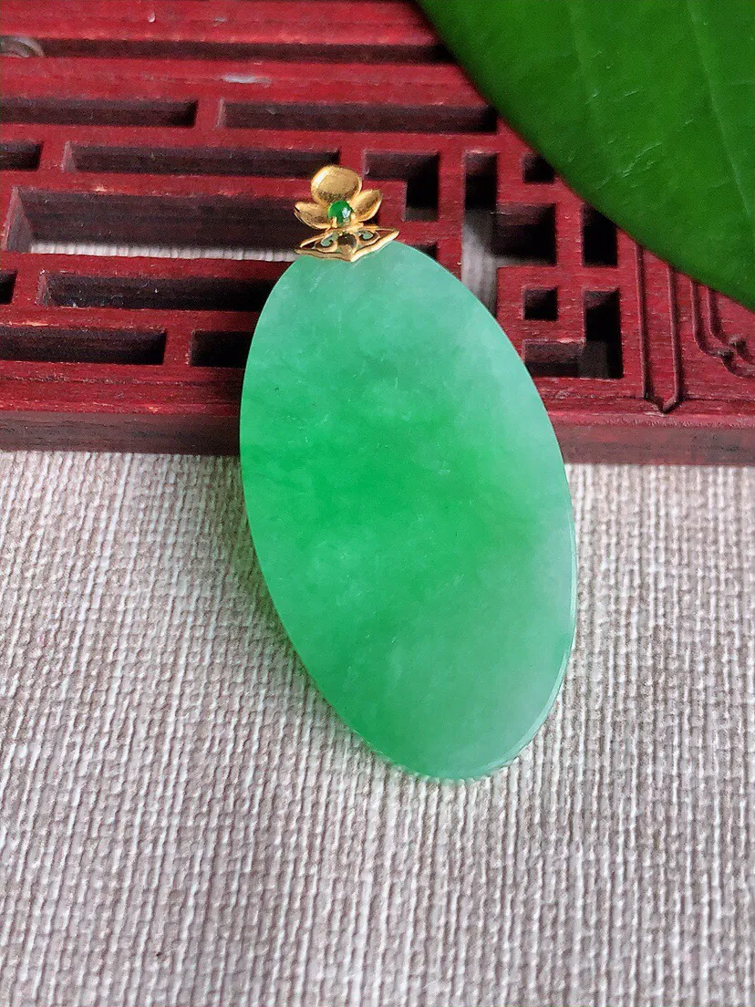 a货翡翠老坑冰种18K金扣头满绿无事牌吊坠 尺寸43.4×37×20.6×3.6mm 重量8.48g 0708