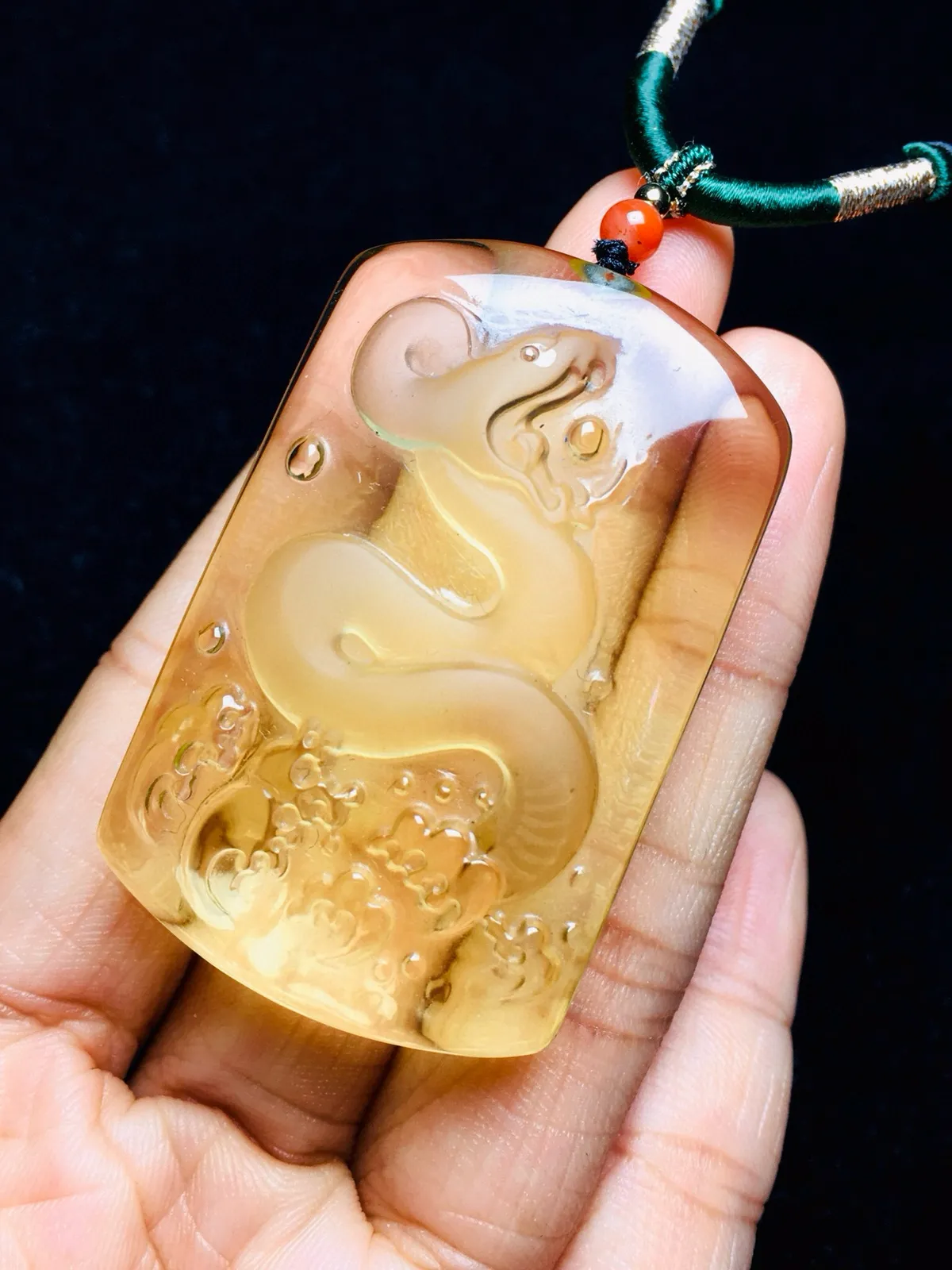 天然黄水晶生肖蛇无事牌吊坠，造型饱满，颜色漂亮，大师雕刻，活灵活现，栩栩如生！黄水晶灵蛇，招财纳福