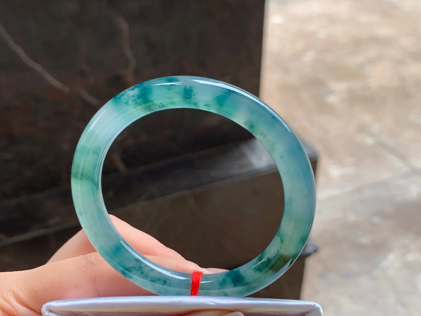 冰种飘花细圆条手镯
种好水足 50.3/8mm