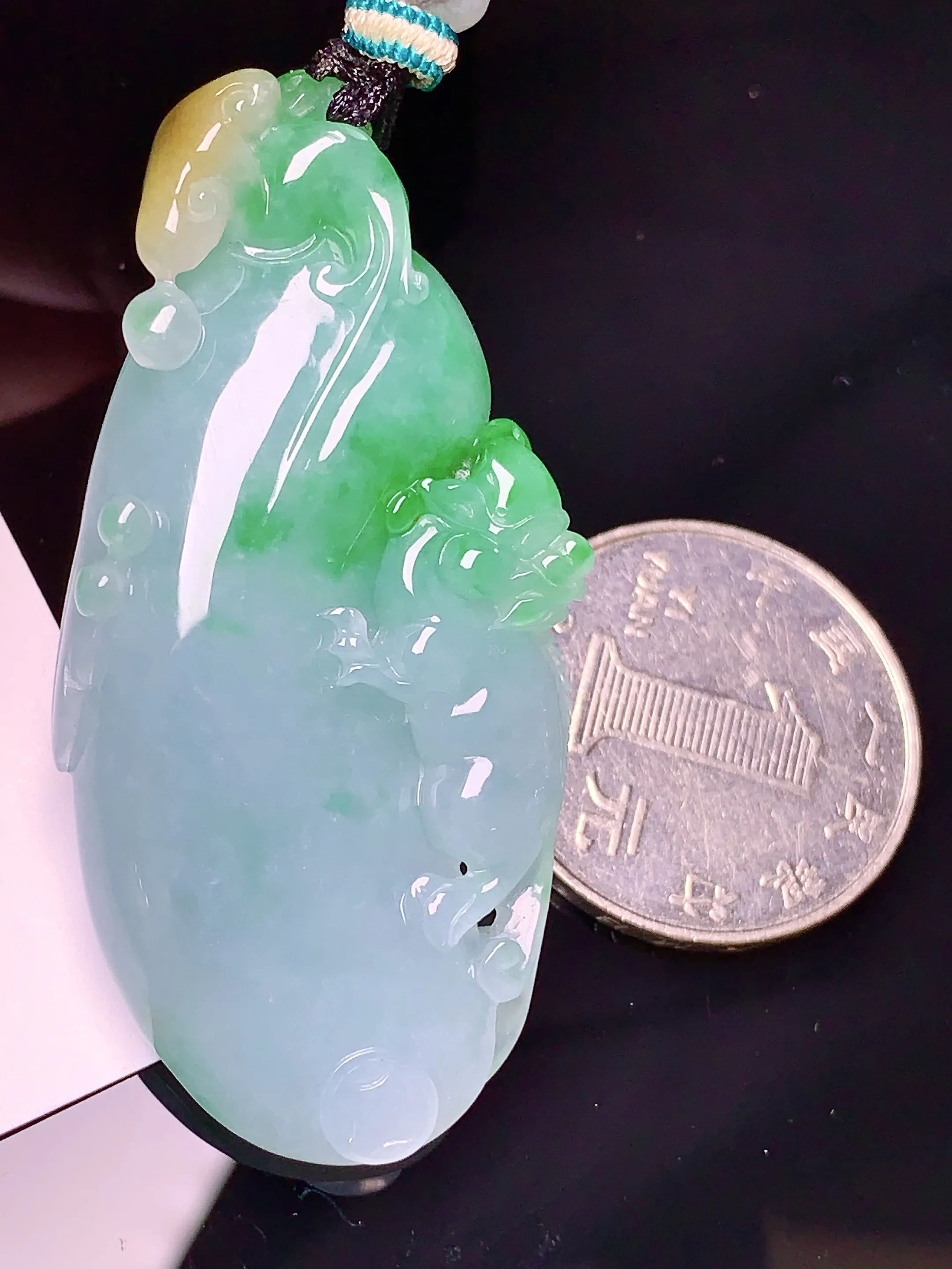 翠绿福瓜吊坠 玉质细腻 色泽艳丽 整体尺寸54.5*26*8