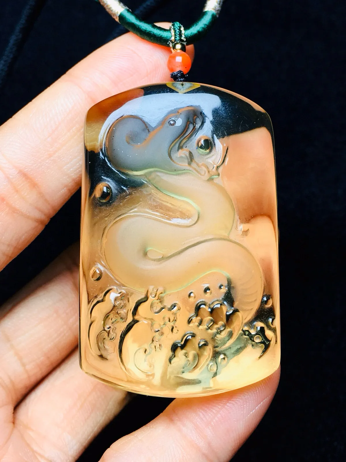 天然黄水晶生肖蛇无事牌吊坠，造型饱满，颜色漂亮，大师雕刻，活灵活现，栩栩如生！黄水晶灵蛇，招财纳福，保佑平安健康！规格:49.31.13 送精美手工棉绳