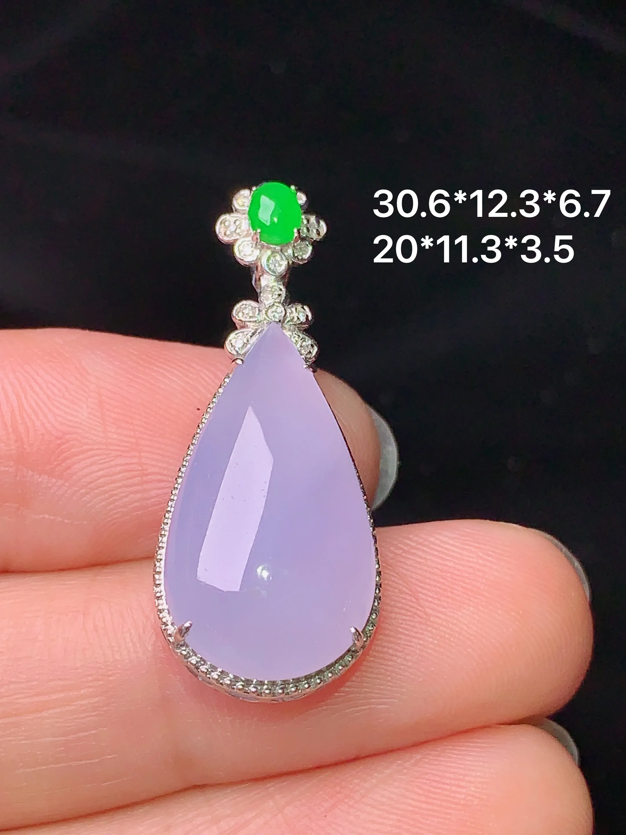 18k金钻镶嵌紫罗兰水滴吊坠 玉质细腻 水润亮眼 整体尺寸30.6*12.3*6.7