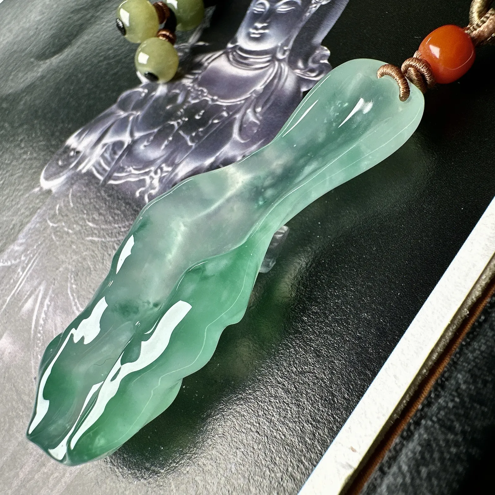 【冰种飘绿随形白菜】招财神器，质地细腻，水润感好，雕琢非常精细