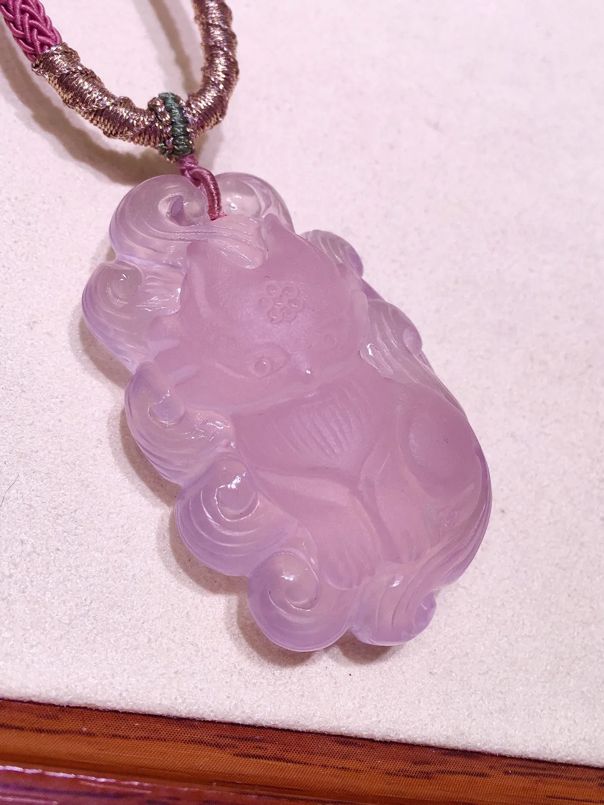 千年等待换来今生的缘天然莫桑比克粉晶 九尾狐仙吊坠，颜色粉润美丽，精工雕刻九尾狐狸，粉晶独有的粉色光芒提高个人魅力增进感情，佩戴好运连连～规格:51.32.18mm 搭配精美手工设计棉绳