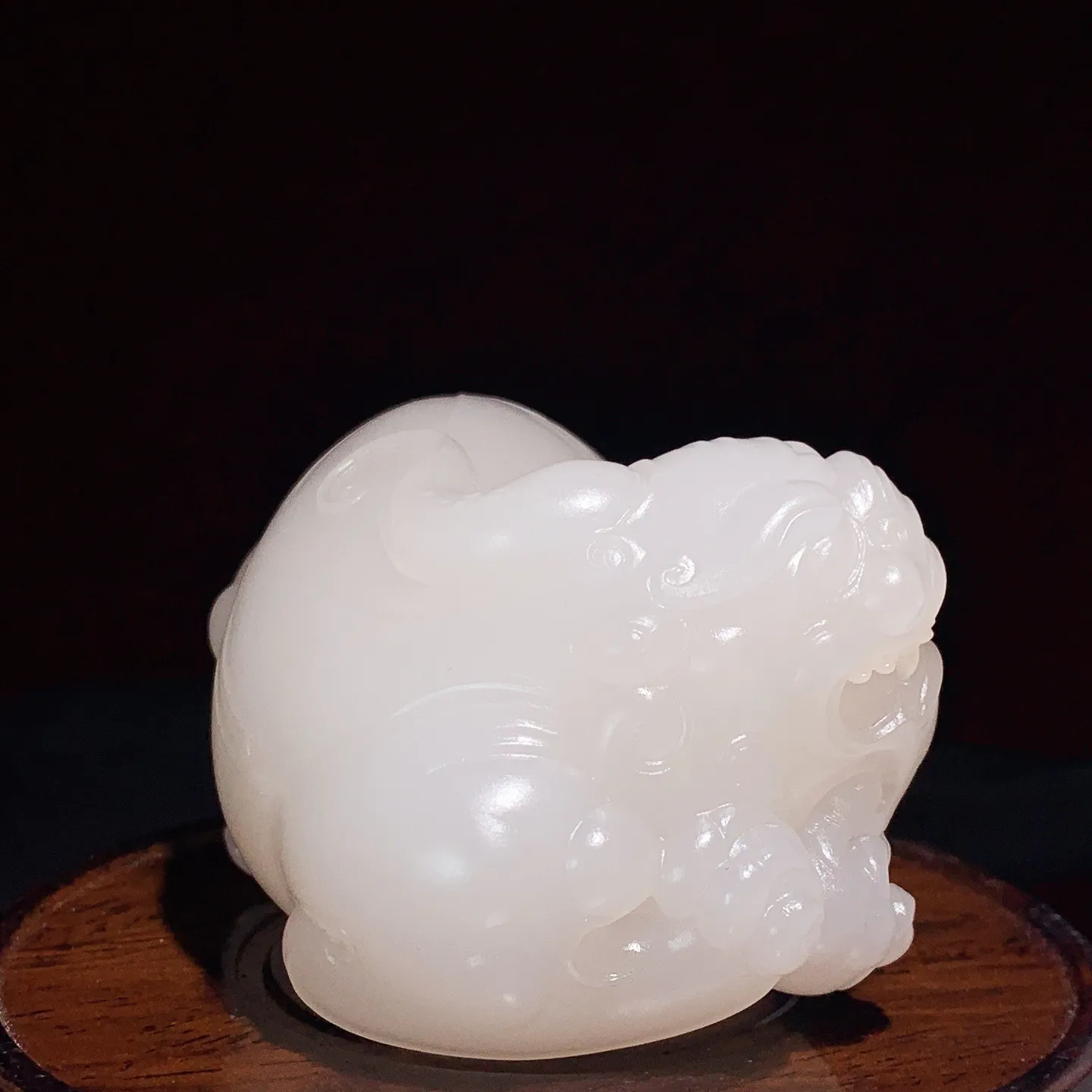 新疆和田玉羊脂白玉招财进宝回头貔貅挂件。尺寸85/50/41重261克，玉质细腻油润 底色纯净 脂粉好，品质好！lt250707
