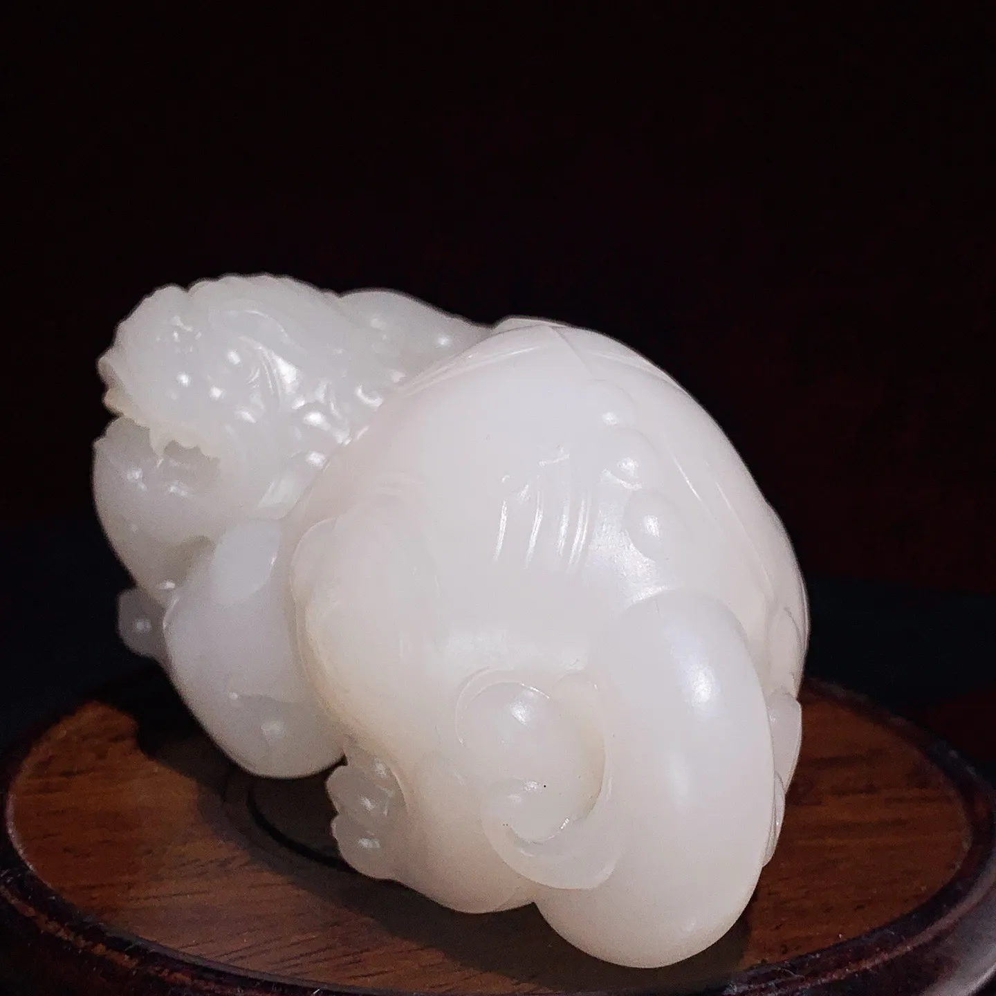 新疆和田玉羊脂白玉招财进宝回头貔貅挂件。尺寸85/50/41重261克，玉质细腻油润 底色纯净 脂粉好，品质好！lt250707