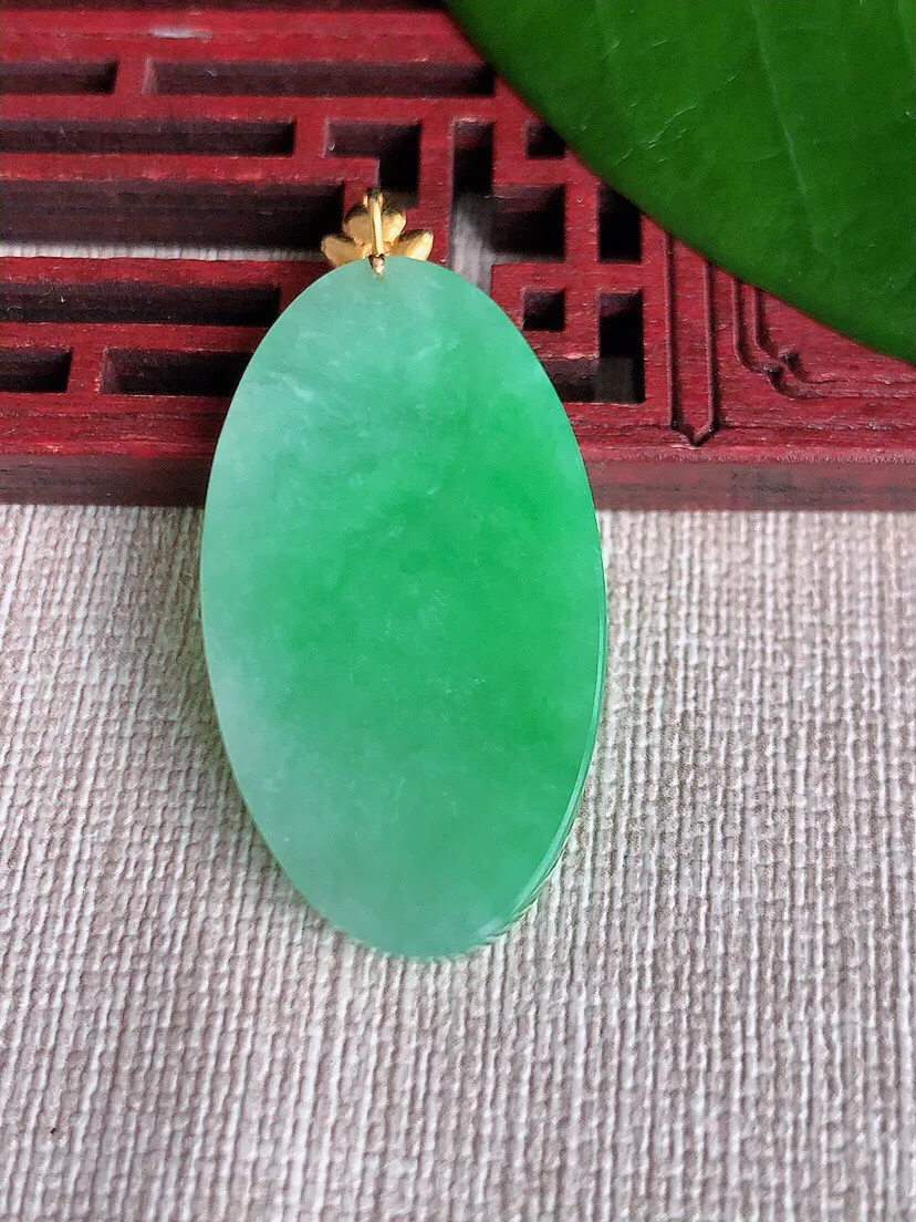 a货翡翠老坑冰种18K金扣头满绿无事牌吊坠 尺寸43.4×37×20.6×3.6mm 重量8.48g