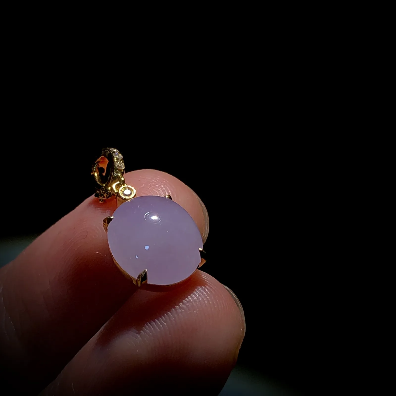 冰紫小蛋面吊坠，镶嵌小滴溜，
裸石约10.8-9.6-5.2mm，
整体21-9.6-5.5mm，
18K金，南非钻，