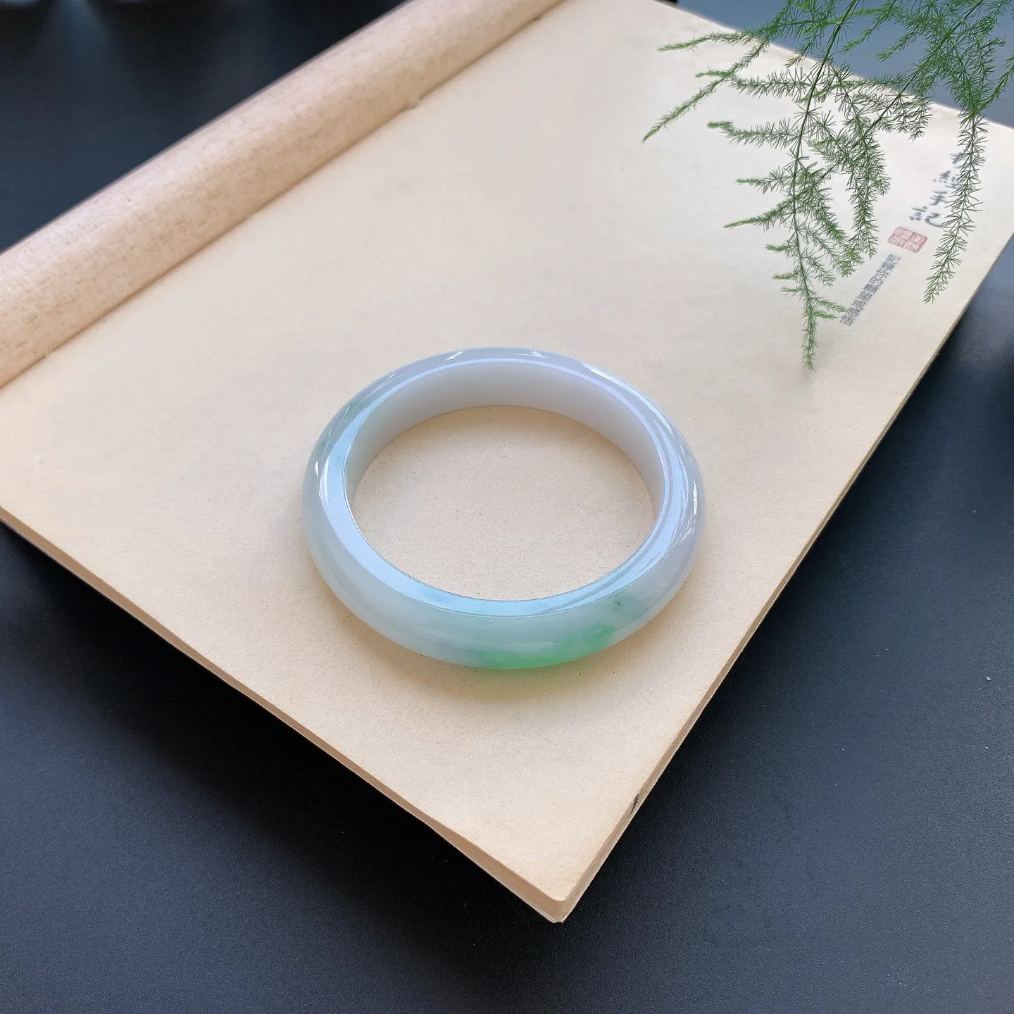 飘绿正圈手镯 尺寸：60-12.8-8.8，无纹裂，细腻光滑，色泽靓丽，