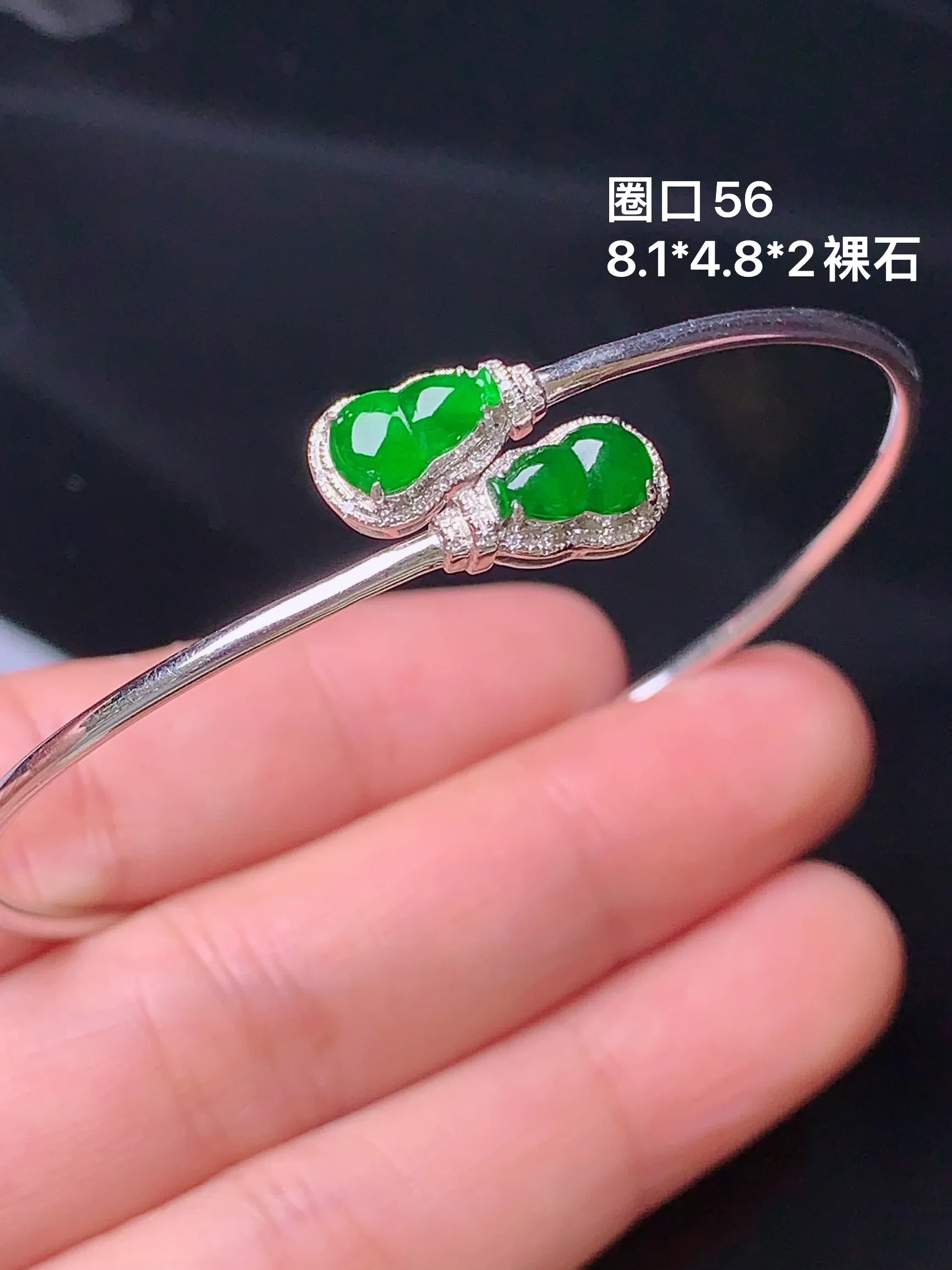 18k金钻镶嵌满绿葫芦手镯 玉质细腻 水润亮眼 圈口56 整体尺寸8.1*4.8*2