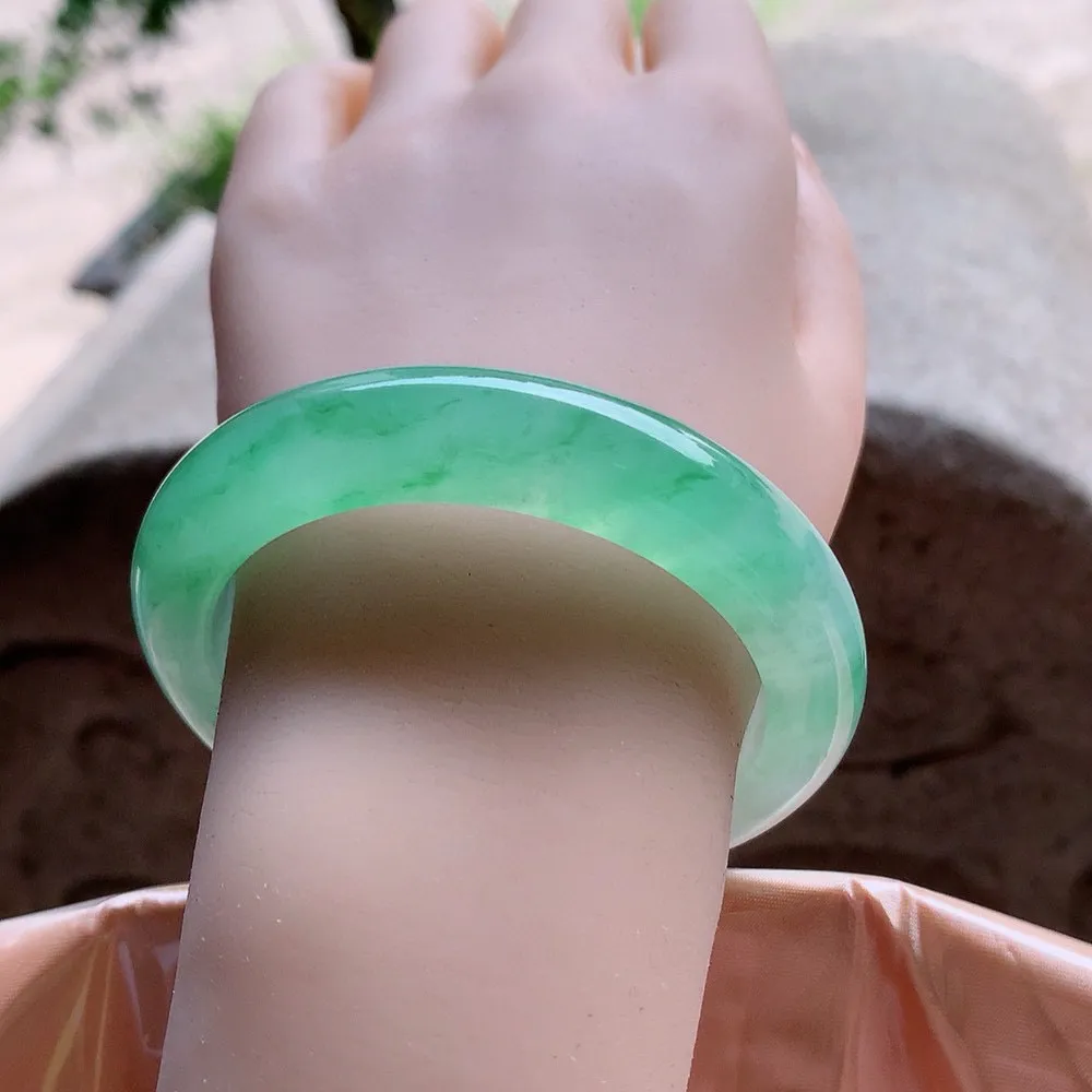 正圈冰玻阳绿 无瑕 尺寸:56.4/12.3/9.7 种色俱佳🥰🥰