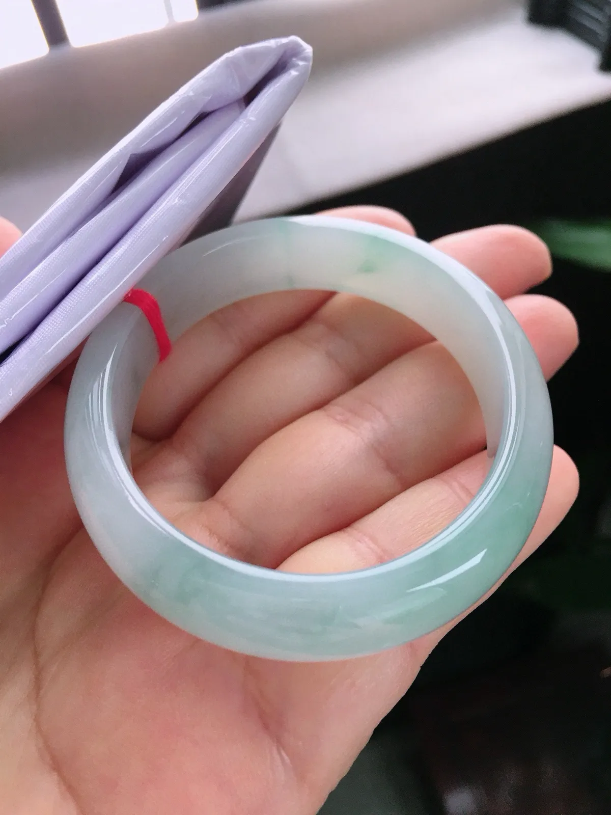 圈口55/48.8，贵妃手镯，正圈53可戴，飘花，玉质冰润，尺寸55-12.8-6.7mm