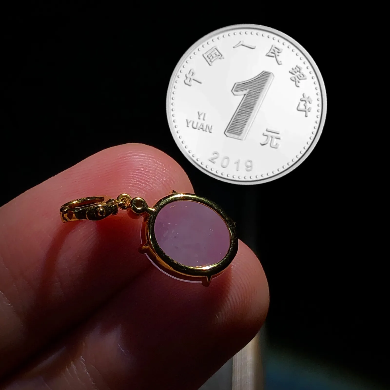 冰紫小蛋面吊坠，镶嵌小滴溜，
裸石约10.8-9.6-5.2mm，
整体21-9.6-5.5mm，
18K金，南非钻，