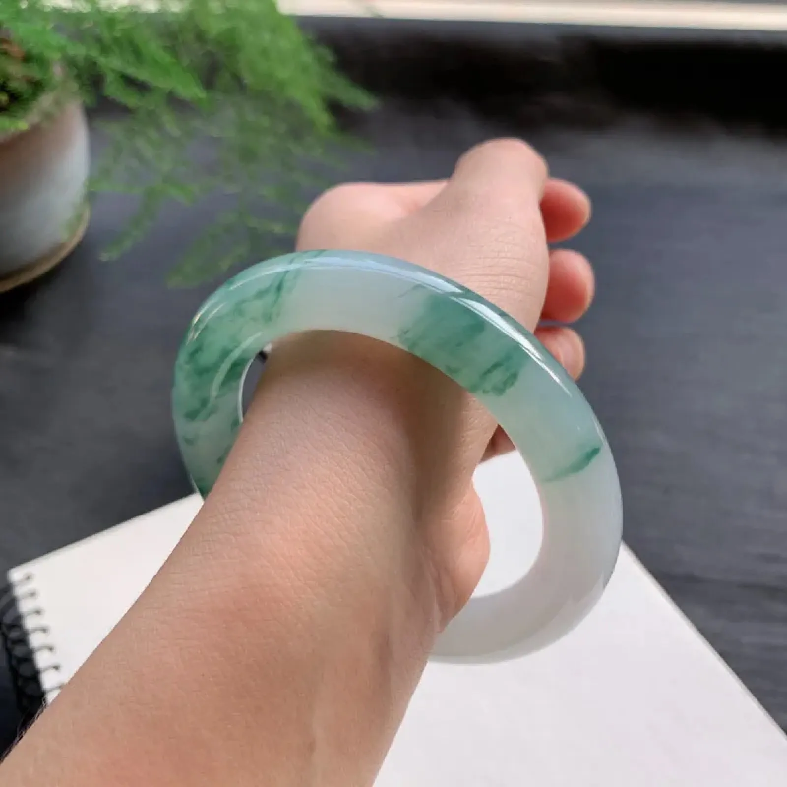 56-57圈口可戴，冰润飘花圆条手镯，尺寸：56/11.6/11.4。细腻水润，花色飘逸灵动，细棉纹，瑕不掩瑜