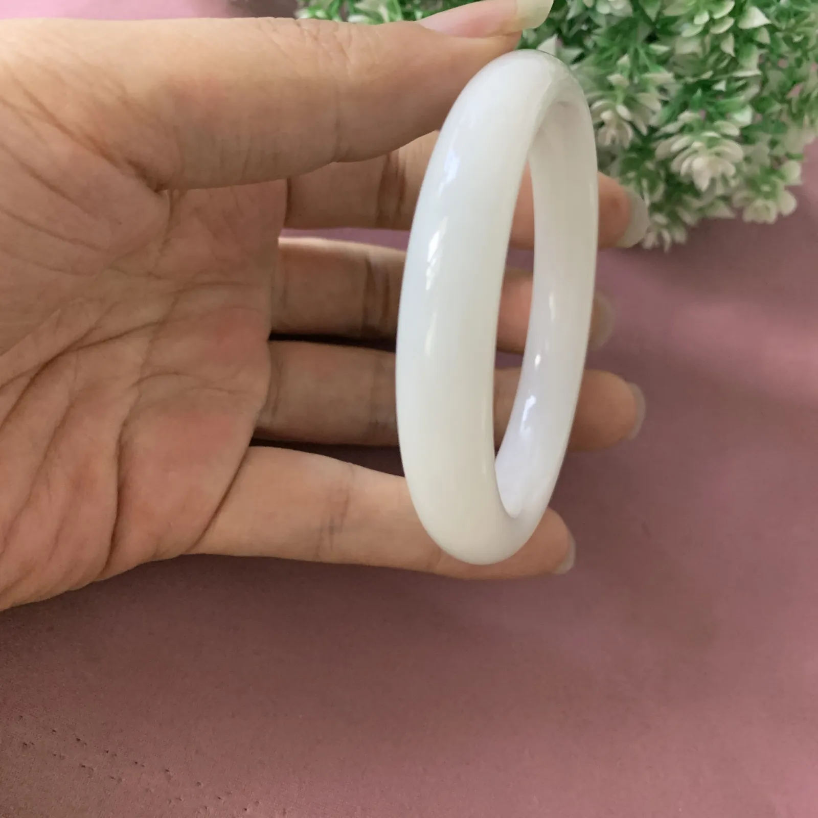 和田玉55圈口羊脂白手镯，圈口55宽12.3厚8.5重51克，品质好，料子好，脂粉好，细腻油润，佩戴
