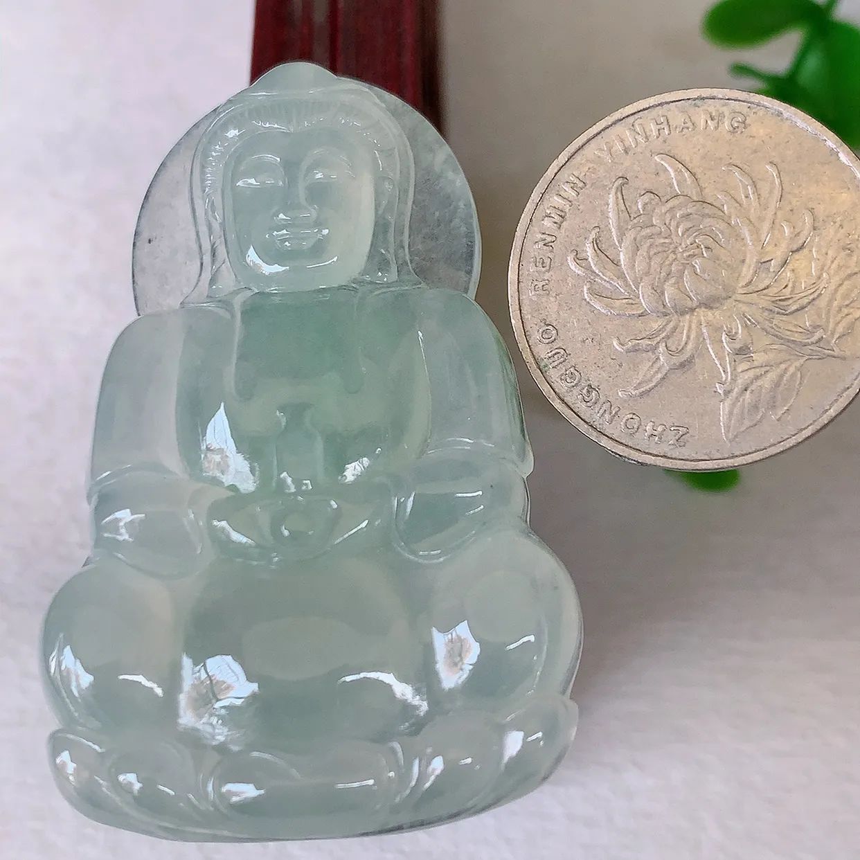 自然光实拍，冰种观音吊坠，赐福翡翠观音，冰透，起强玻璃光泽，观音面相慈祥，雕琢细致，佩戴气质！#05.8