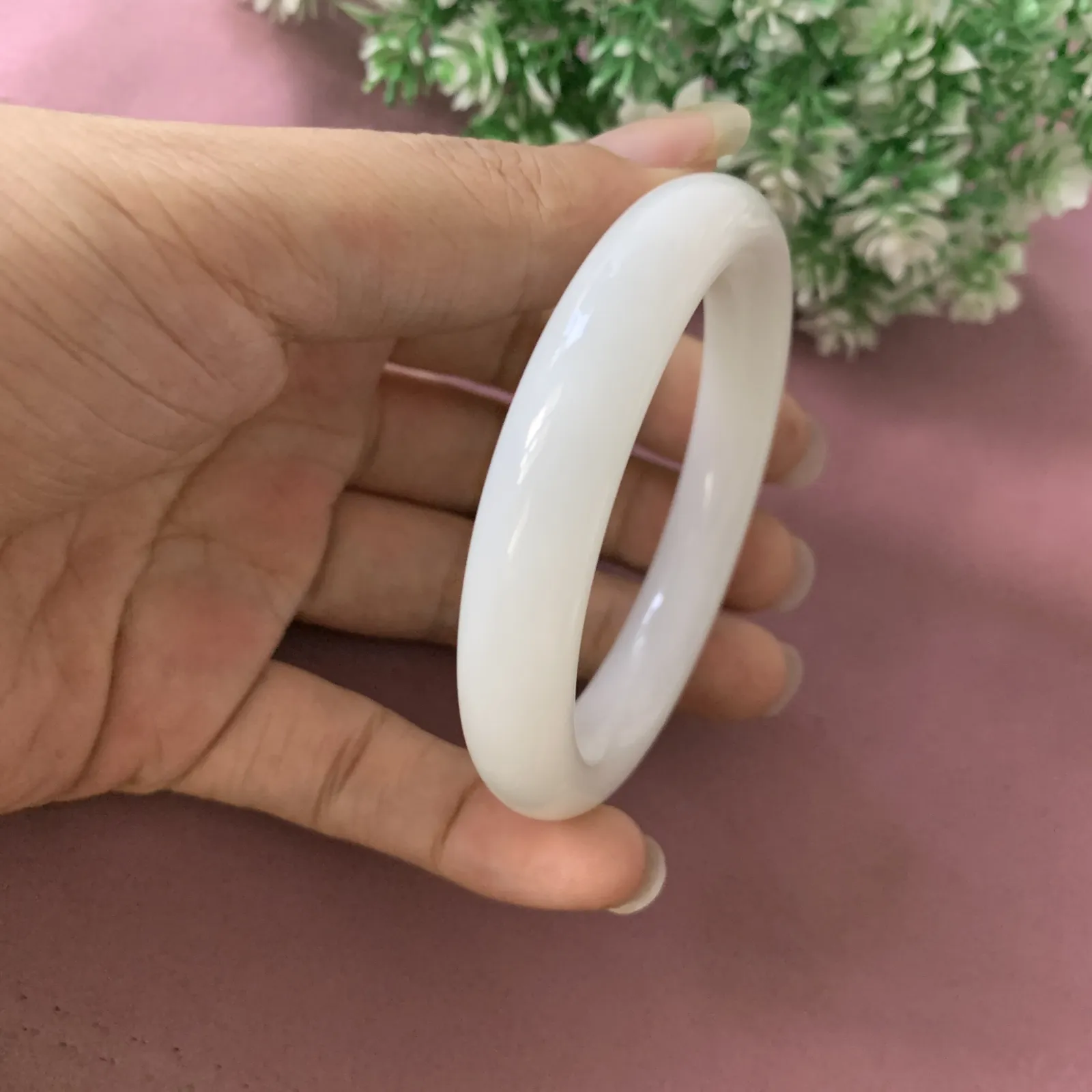 和田玉54.5圈口羊脂白手镯，圈口54.5宽11.3重46.3克，品质好，料子好，脂粉好，细腻油润，佩戴端庄典雅，低调内涵