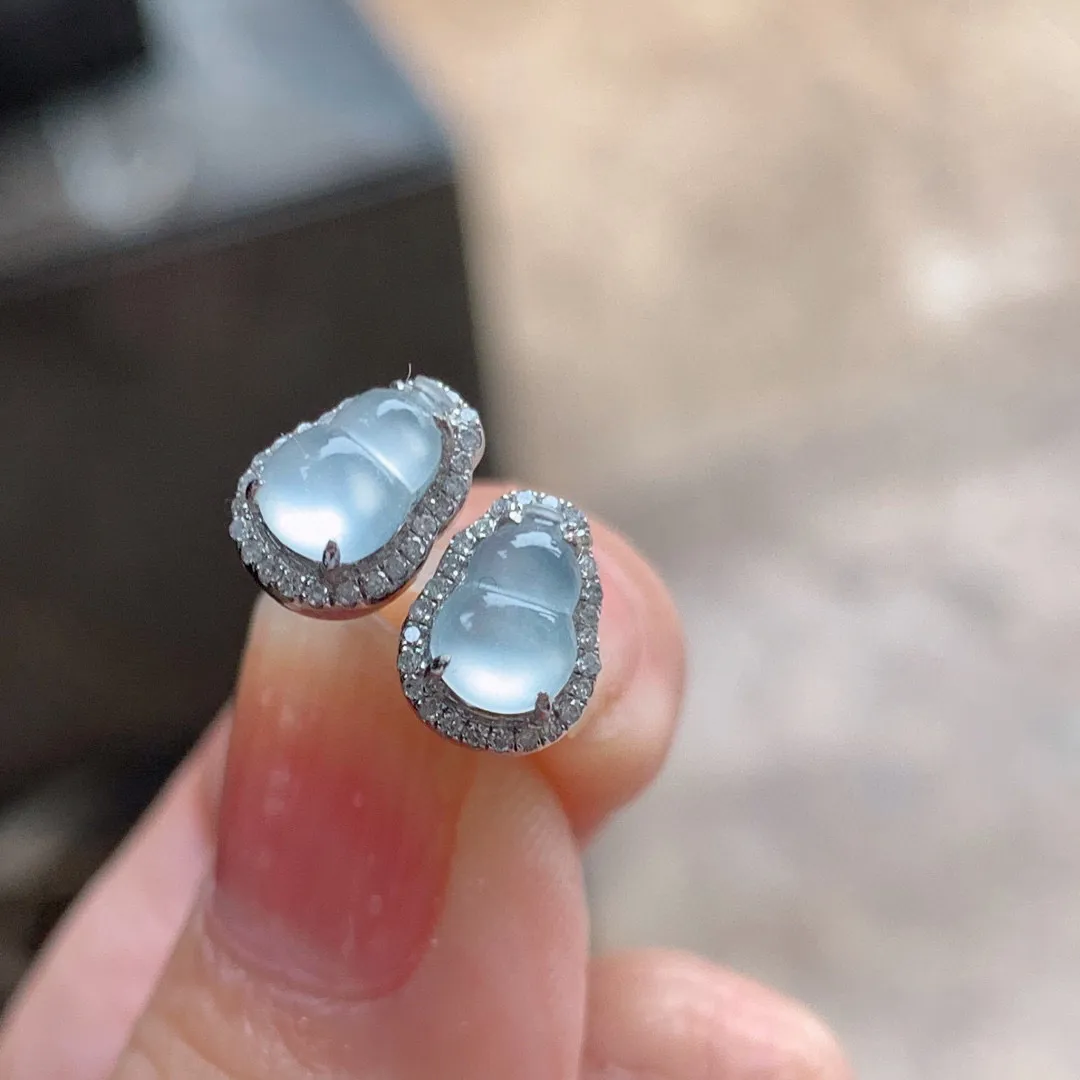 18k金镶钻·冰种荧光茅台白葫芦耳钉