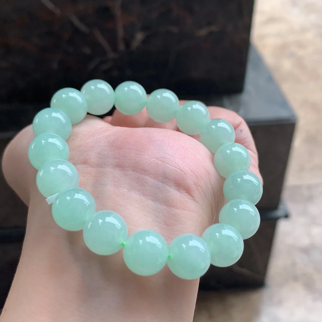 晴绿色翡翠手串

尺寸12