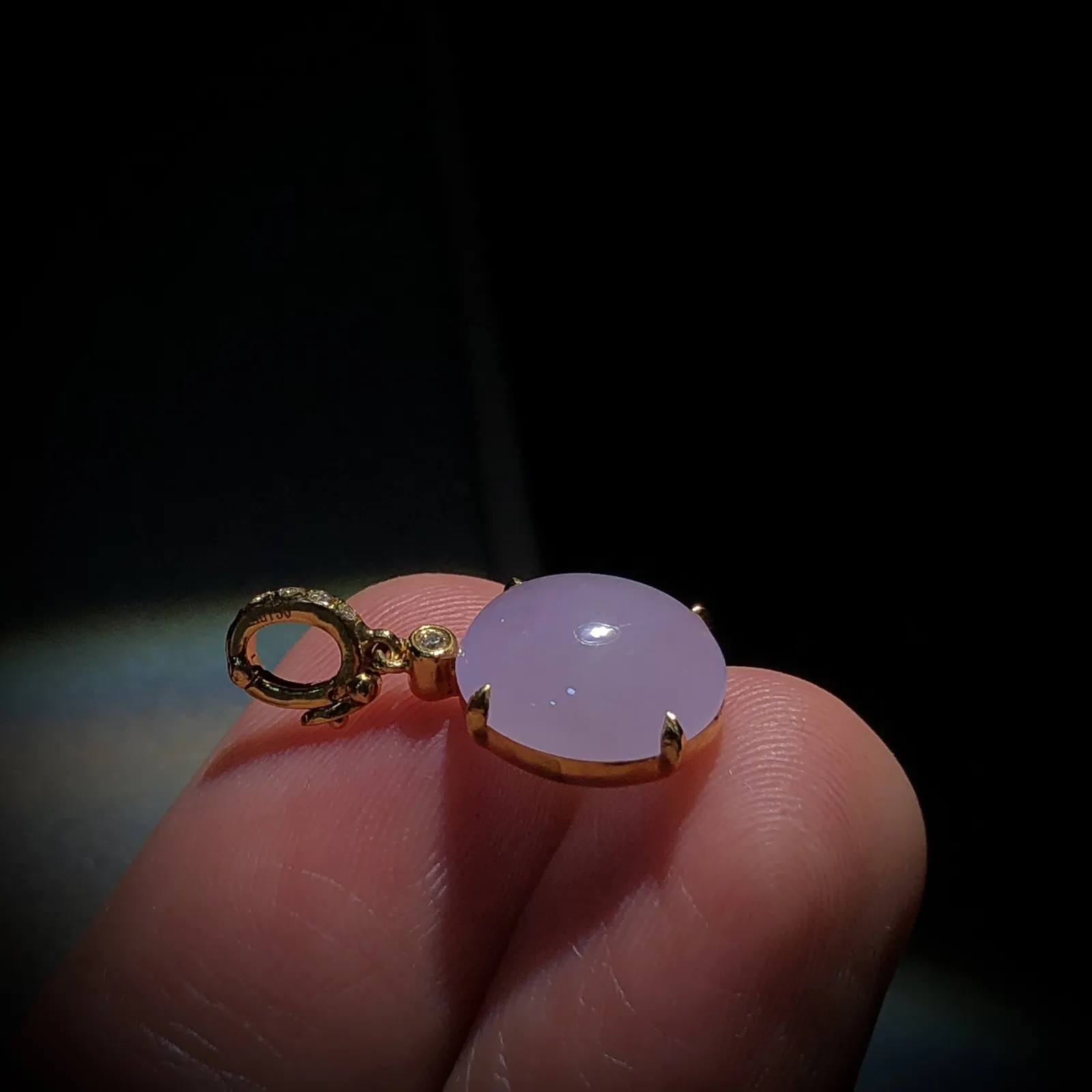 冰紫小蛋面吊坠，镶嵌小滴溜，
裸石约10.8-9.6-5.2mm，
整体21-9.6-5.5mm，
18K金，南非钻，