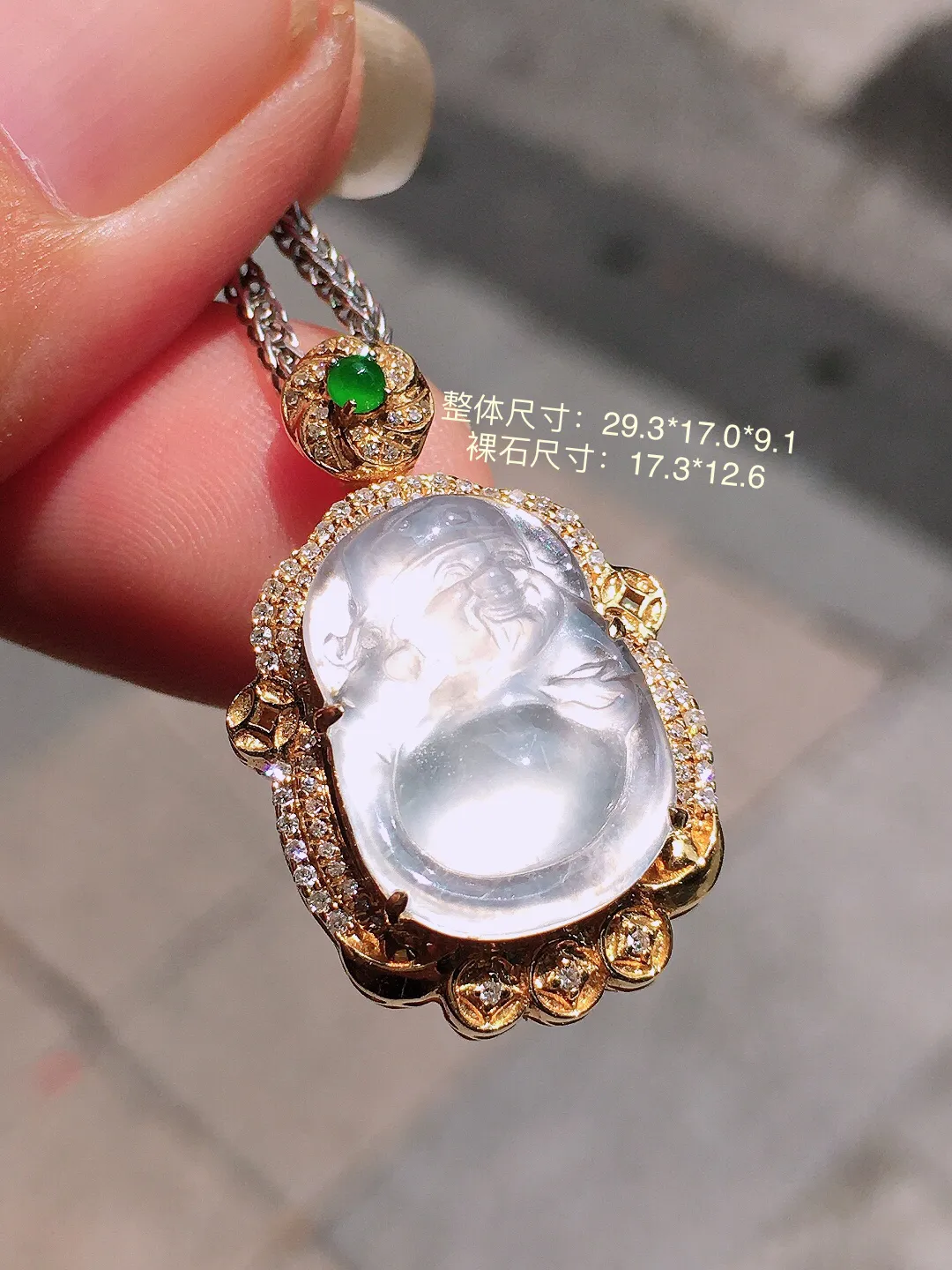 冰种【财神爷】吊坠，玉质细腻，荧光感超
强，饱满圆润，气质满满。18k
金豪华镶嵌
