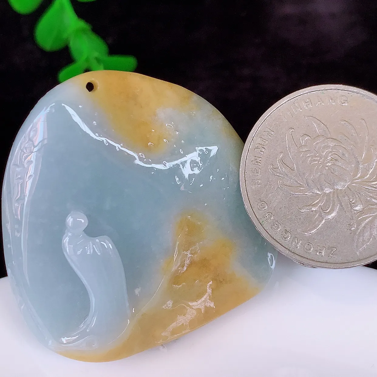自然光实拍，特色黄翡双彩悟道吊坠，翡翠悟道寓意“祥和，安宁，吉祥，幸福”，佩戴效果优雅迷人，性价比超高！#60.8